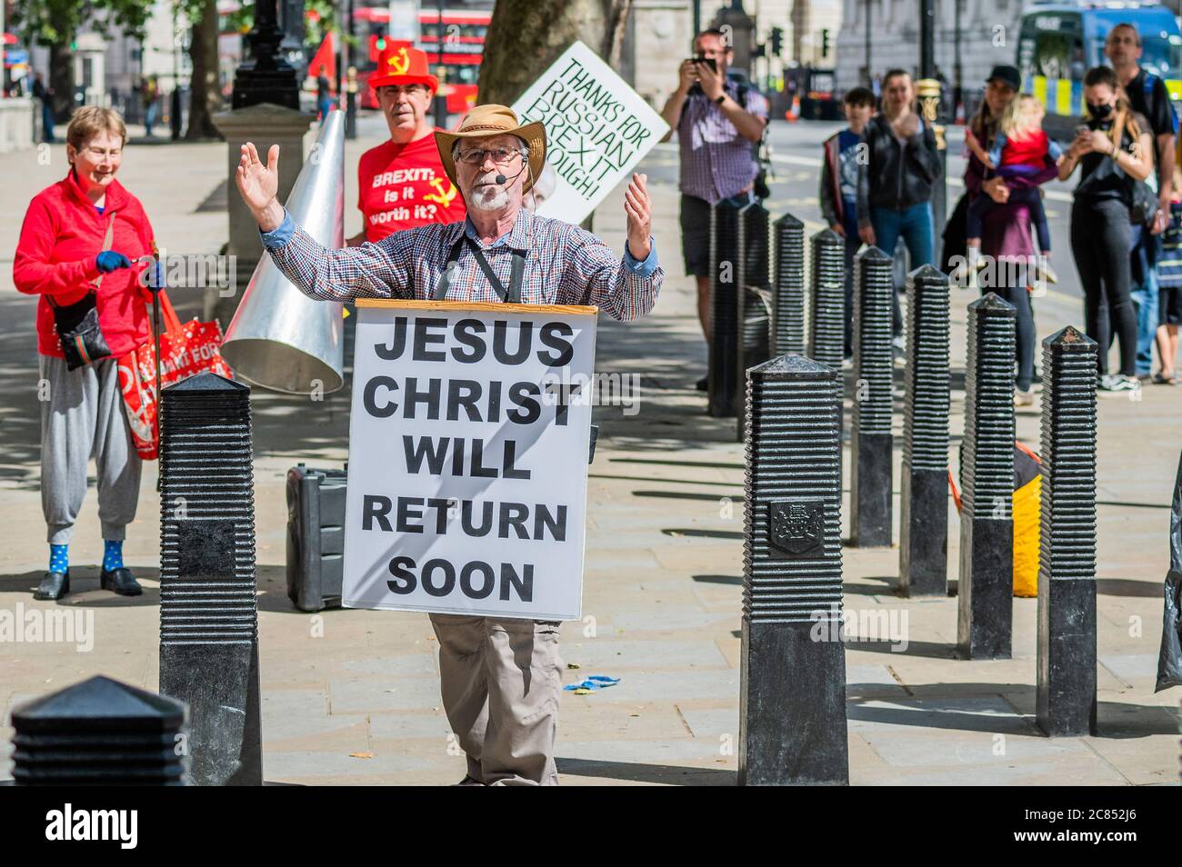 https://c8.alamy.com/comp/2C852J6/a-christian-evangelist-urges-repentance-as-the-end-of-the-world-is-nigh-protestors-from-a-free-assange-group-pro-palestine-anti-brexit-and-a-christian-evangelist-amongst-others-gather-outside-while-us-secretary-of-state-michael-r-pompeo-is-in-downing-street-to-meet-with-prime-minister-boris-johnson-and-foreign-secretary-dominic-raab-where-they-discuss-global-priorities-including-the-covid-19-economic-recovery-plans-issues-related-to-the-peoples-republic-of-china-prc-and-hong-kong-and-the-us-uk-free-trade-agreement-negotiations-2C852J6.jpg