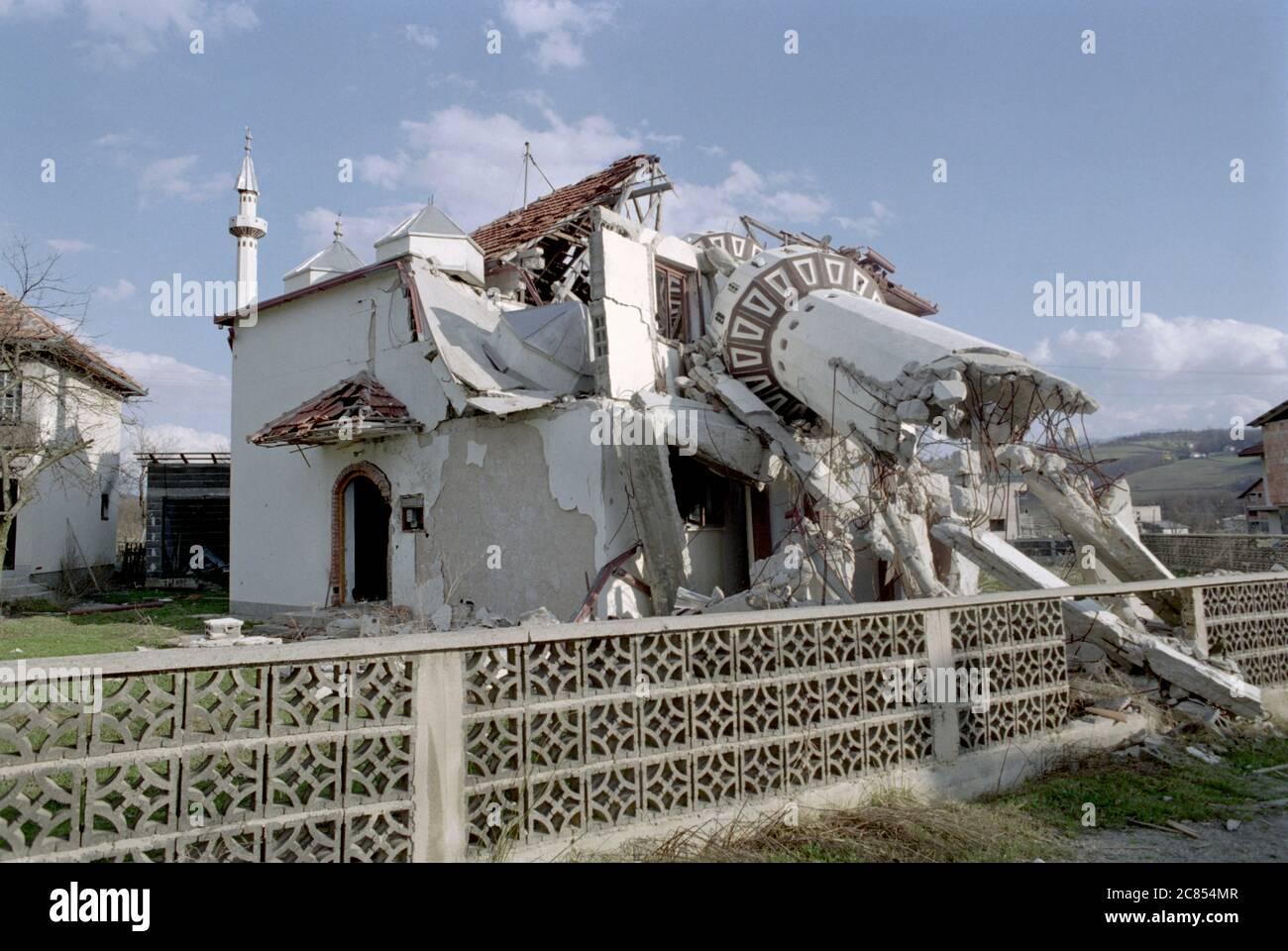 17th March 1994 During the war in Bosnia: the destroyed Donji Ahmići mosque in Ahmići, a few miles east of Vitez, in central Bosnia, where the Bosnian Croats (HVO) 'ethnically cleansed' the village on the 16th April 1993, murdering more than one hundred people. Stock Photo