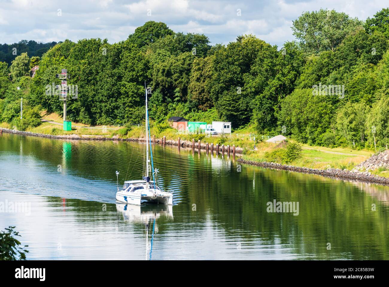 Ein Segelkatamaran passiert den Nord-Ostsee-Kanal bei Kiel in Richtung Ostsee Stock Photo