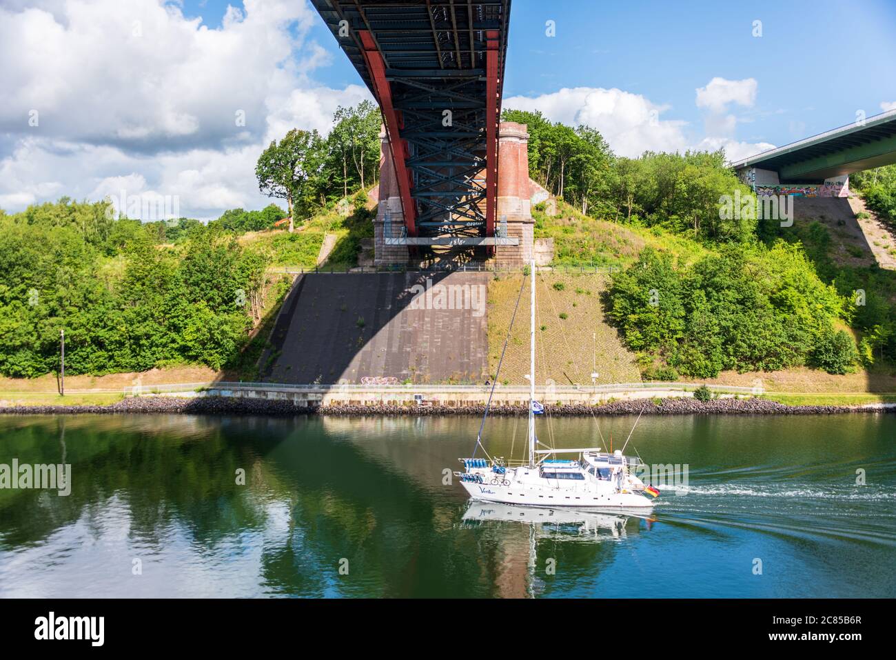 Ein Segelkatamaran passiert den Nord-Ostsee-Kanal an der Levensauer Hochbrücke in Richtung Nordse in Kiel-Suchsdorf Stock Photo