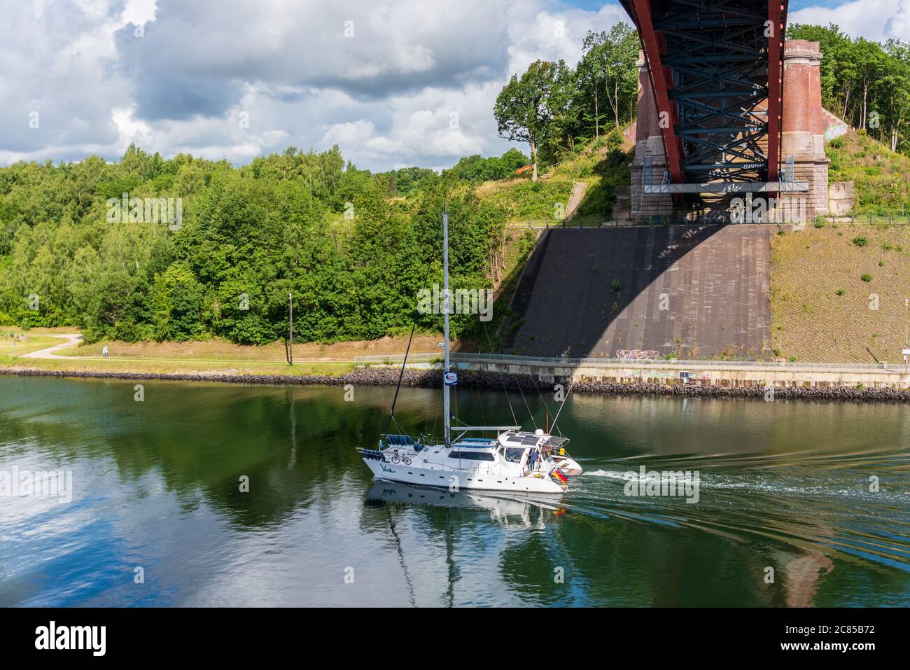 Ein Segelkatamaran passiert den Nord-Ostsee-Kanal an der Levensauer Hochbrücke in Richtung Nordse in Kiel-Suchsdorf Stock Photo