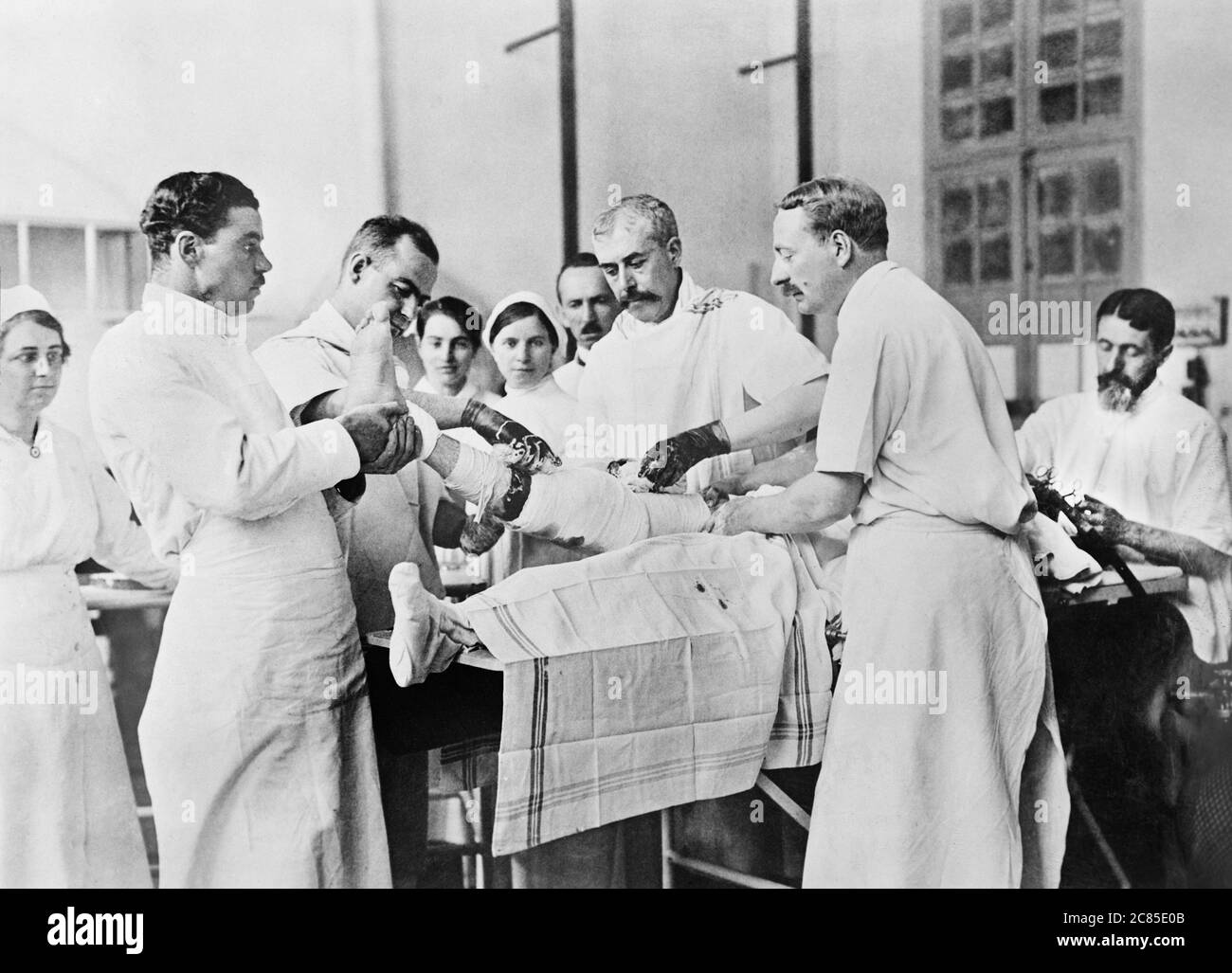 Operating room in American Hospital, Paris, France, American Red Cross Collection, 1918 Stock Photo