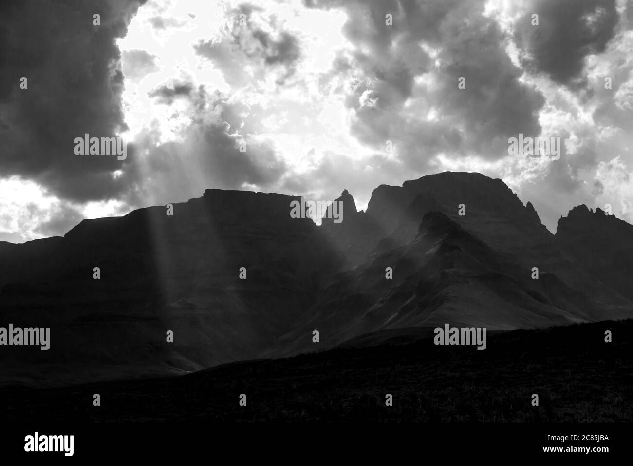 Monk’s Cowl, one of the iconic Peaks of the Drakensberg Mountains, South Africa, in monochrome Stock Photo