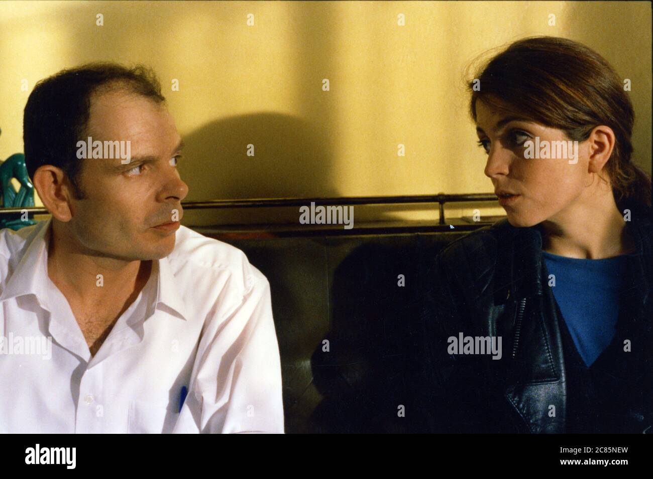 Un air de famille  Family Resemblance  Year : 1996 France Director : Cedric Klapisch Jean-Pierre Darroussin, Agnes Jaoui Stock Photo