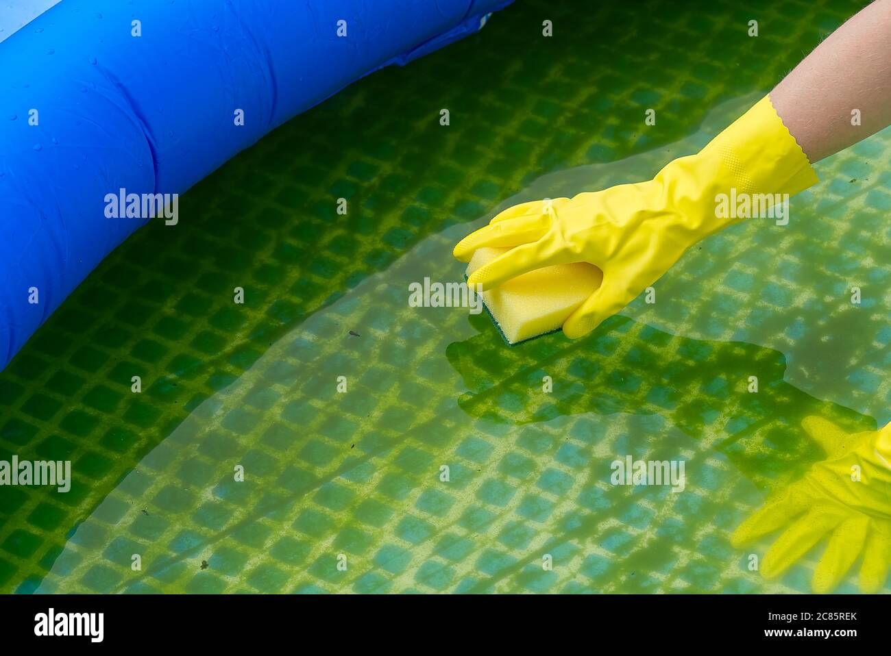 Cleaning pvc inflatable swimming pool, Cleaning the dirty empty pool of