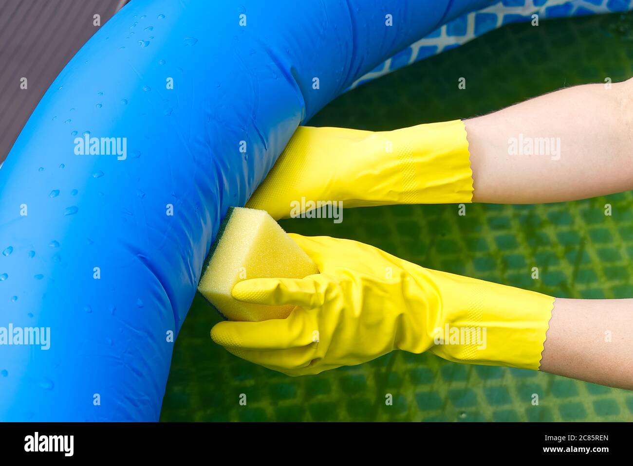 Cleaning pvc inflatable swimming pool, Cleaning the dirty empty pool of