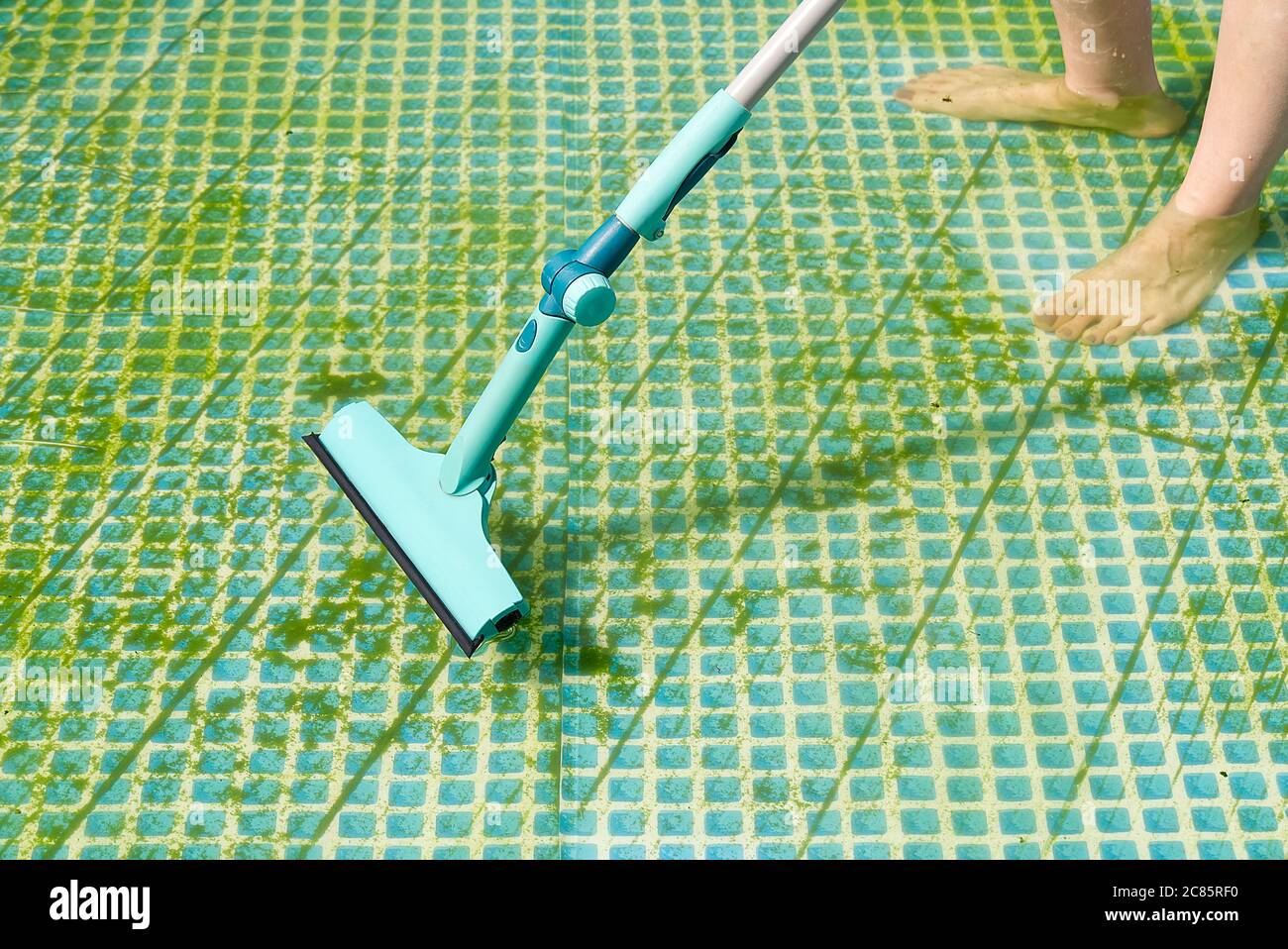 Cleaning pvc inflatable swimming pool, Cleaning the dirty empty pool of