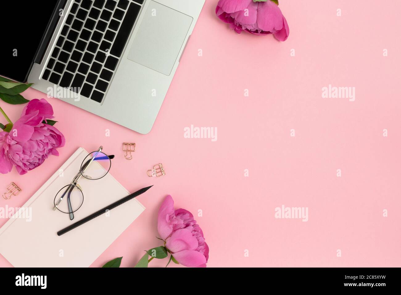 Sự kết hợp hoàn hảo giữa máy tính xách tay, văn phòng phẩm và hoa trên nền màu hồng nhạt sẽ mang đến cho bạn một hình nền đẹp và thú vị trong công việc hàng ngày. Sử dụng hình nền này để thư giãn cho một ngày làm việc mệt mỏi hay giúp bạn tập trung vào công việc của mình.