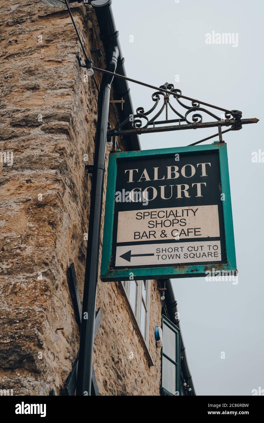Stow-on-the-Wold, UK - July 6, 2020: Directional sign to Talbot Court, and area with shops and cafes in Stow-on-the-Wold, a market town in Cotswolds b Stock Photo