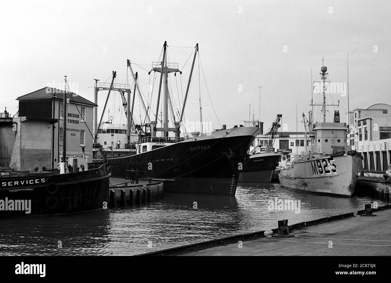 AJAXNETPHOTO. 1969. PORTSMOUTH, ENGLAND. - CAMBER DOCKS - OLD PORTSMOUTH. HARBOUR OFFICE BUILDINGS TO THE RIGHT SINCE DEMOLISHED; NOW (2020) FERRY CAR PARK. BRIDGE TAVERN (LEFT) STILL STANDS.PHOTO:JONATHAN EASTLAND/AJAX REF:202206 11 Stock Photo