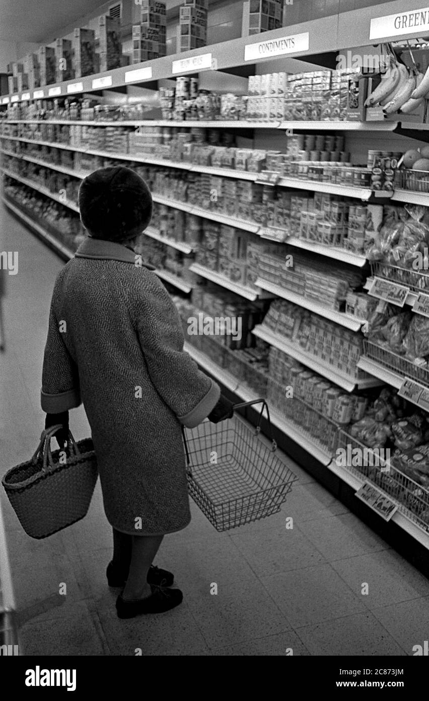 AJAXNETPHOTO. 1975. HAVANT, ENGLAND. - SHOPPING IN CO-OP SUPERMARKET.PHOTO:JONATHAN EASTLAND/AJAX REF:202206 16 Stock Photo