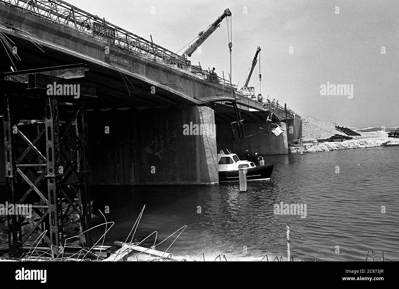AJAXNETPHOTO. 1975. TIPNER, PORTSMOUTH, ENGLAND. - BRIDGE COLLAPSE - A SECTION OF THE M275 TIPNER FLYOVER COLLAPSED INTO THE LAKE. PHOTO:JONATHAN EASTLAND/AJAX. REF:202206 18 Stock Photo
