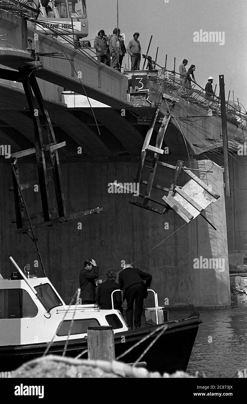 AJAXNETPHOTO. 1975. TIPNER, PORTSMOUTH, ENGLAND. - BRIDGE COLLAPSE - A SECTION OF THE M275 TIPNER FLYOVER COLLAPSED INTO THE LAKE. PHOTO:JONATHAN EASTLAND/AJAX. REF:202206 20 Stock Photo