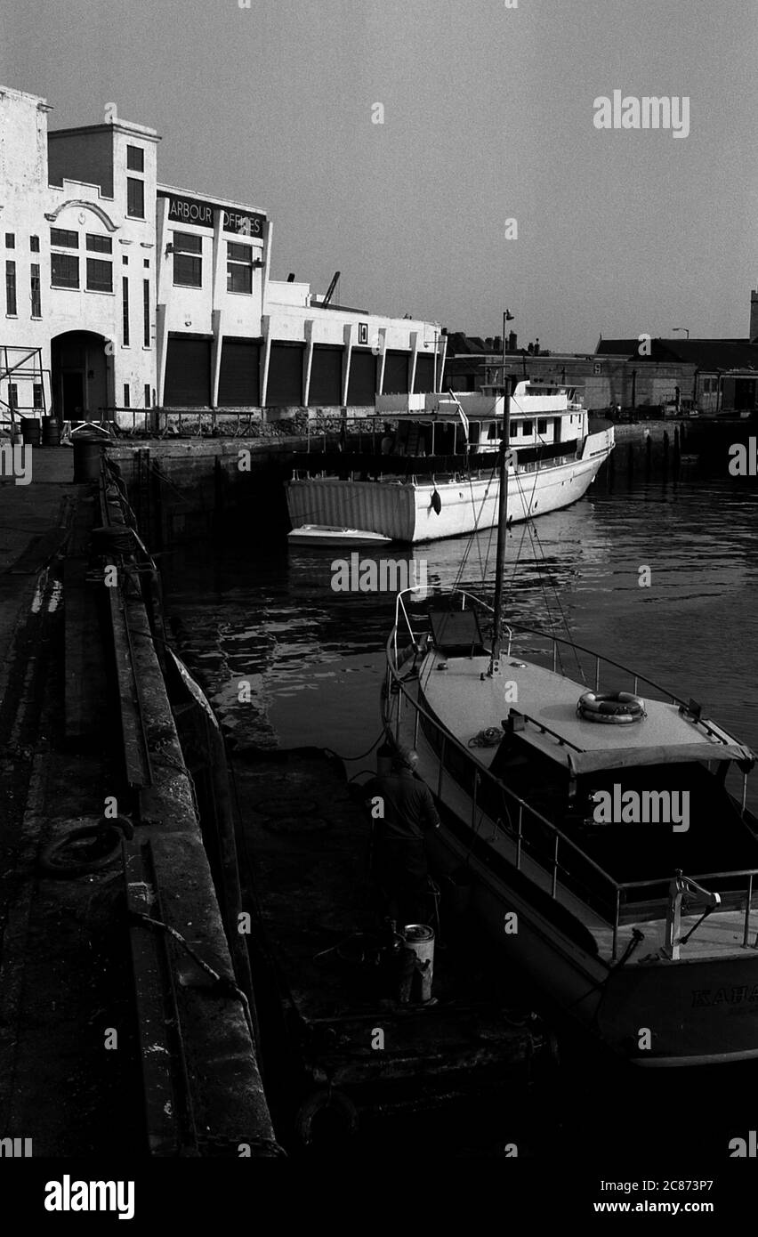 AJAXNETPHOTO. 23RD SEPTEMBER, 1971. PORTSMOUTH, ENGLAND. - CAMBER DOCKS - OLD PORTSMOUTH. HARBOUR OFFICE BUILDINGS TO THE LEFT SINCE DEMOLISHED; NOW (2020) FERRY CAR PARK. PHOTO:JONATHAN EASTLAND/AJAX REF:357152 202206 72 Stock Photo