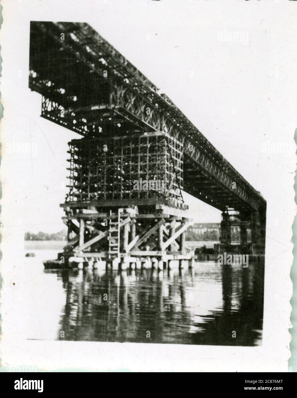 British Army Royal Engineers enaged in the building of The Freeman Bridge, The River Rhine, Dusseldorf, North Rhine-Westphalia, Germany. 1945 Stock Photo