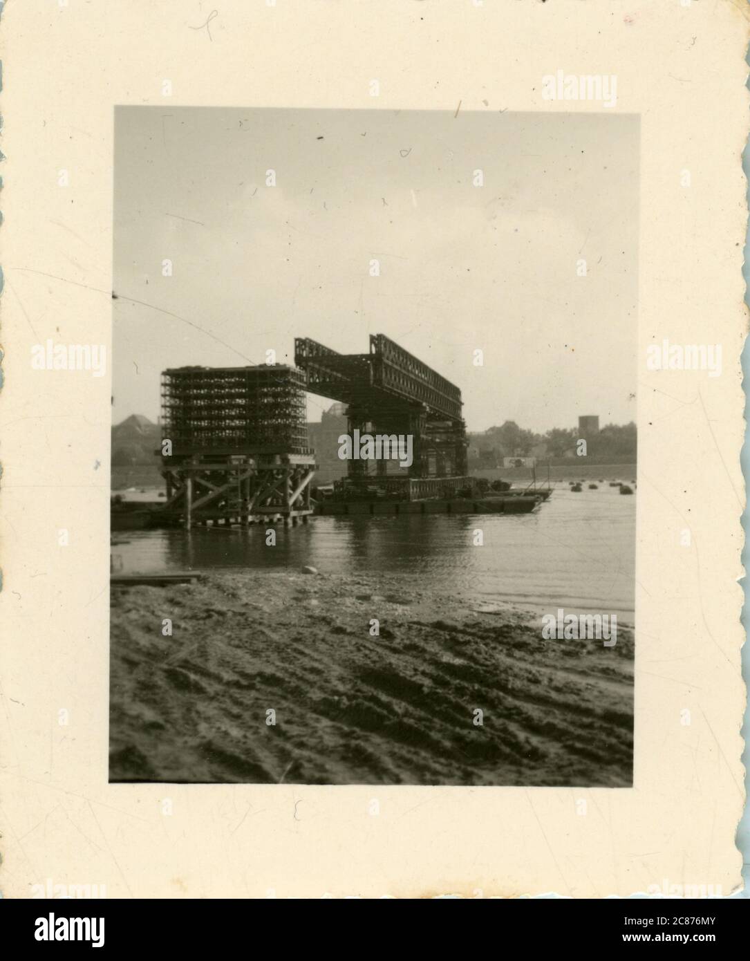 British Army Royal Engineers enaged in the building of The Freeman Bridge, The River Rhine, Dusseldorf, North Rhine-Westphalia, Germany. Stock Photo