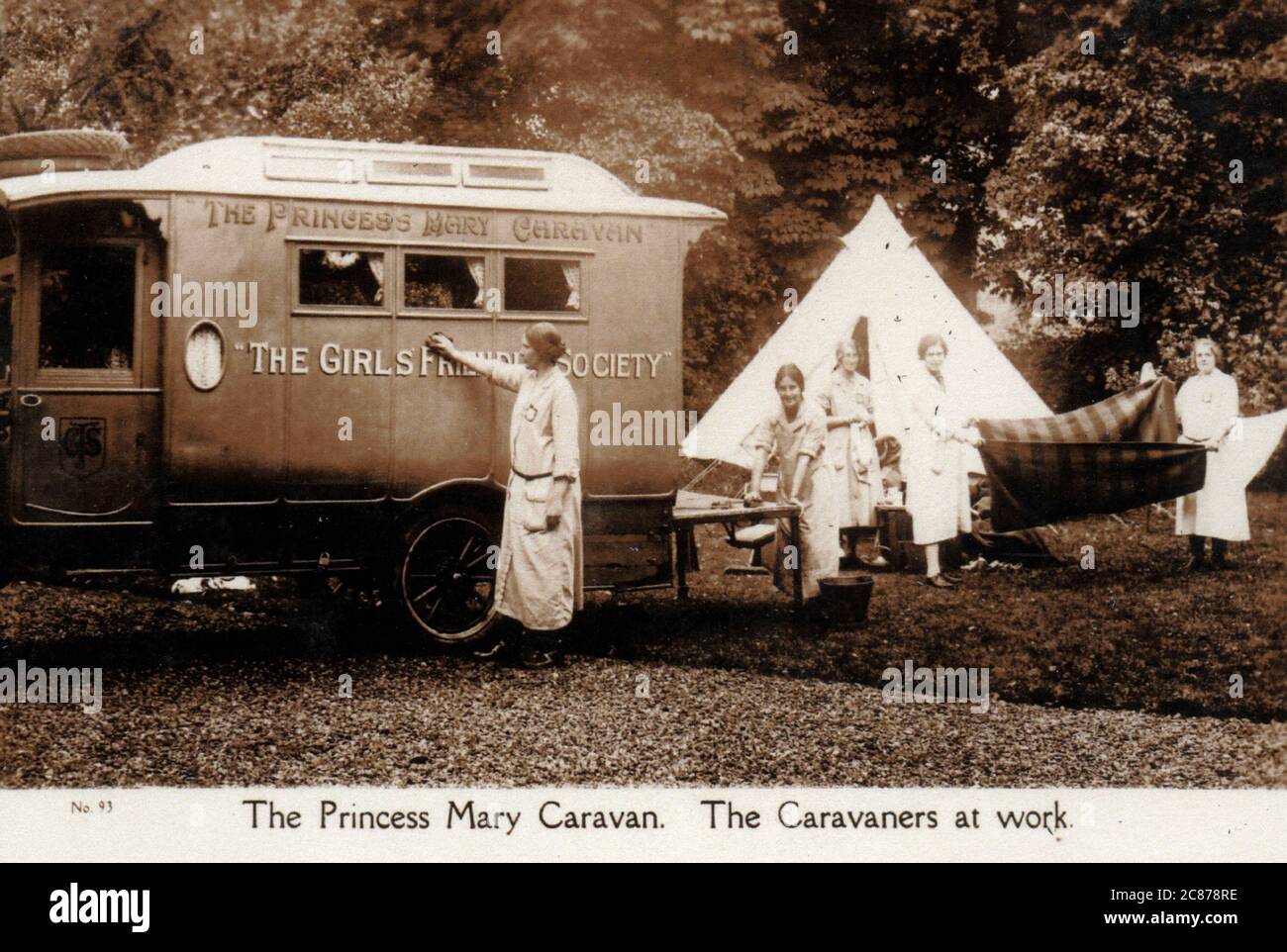 The Princess Mary Caravan - The Caravaners at work. The Girls' Friendly Society supported young women by help in finding work, providing hostels etc. The caravan, shown here with GFS workers, was purchased in 1922 as a mobile publicity unit, the cost being met by Princess Mary, a strong supporter of the Society. Stock Photo