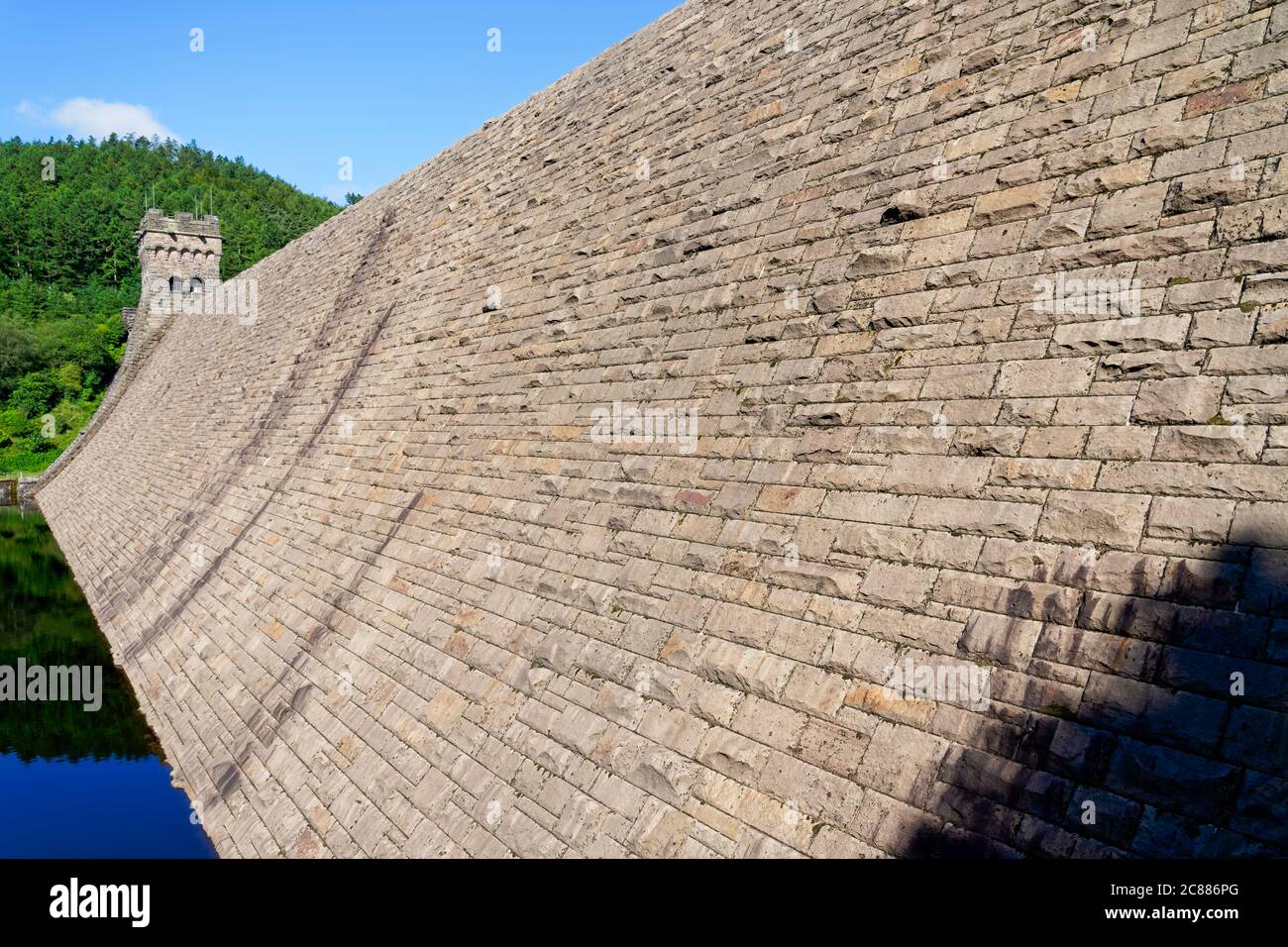 Along the curved stone block wall of Derwent Dam, Derbyshire, to the dam's North Tower. Stock Photo