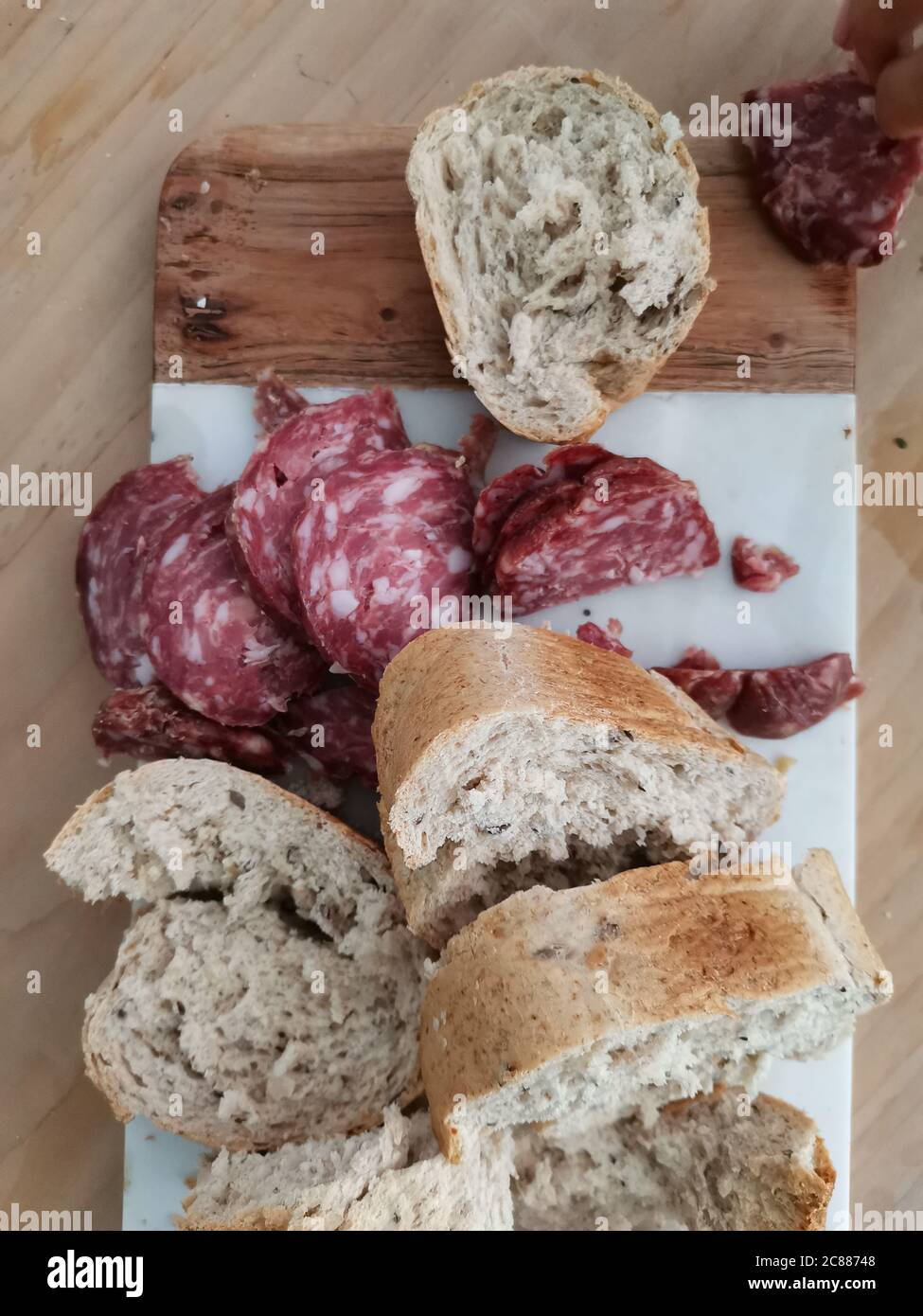 Affettare salame e olive su stuzzicadenti. Affettare su un tavolo da cucina  Foto stock - Alamy