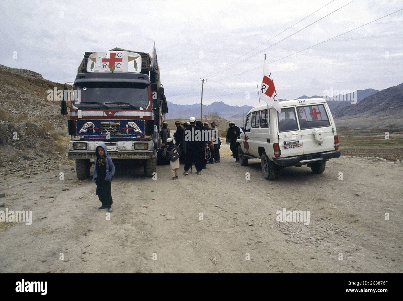ICRC lorry broken down on the Kabul - Jalalabad highway in February 1995 Stock Photo