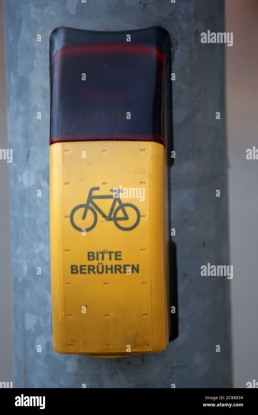 Signalknopf für Radfahrer an einer Ampel Stock Photo