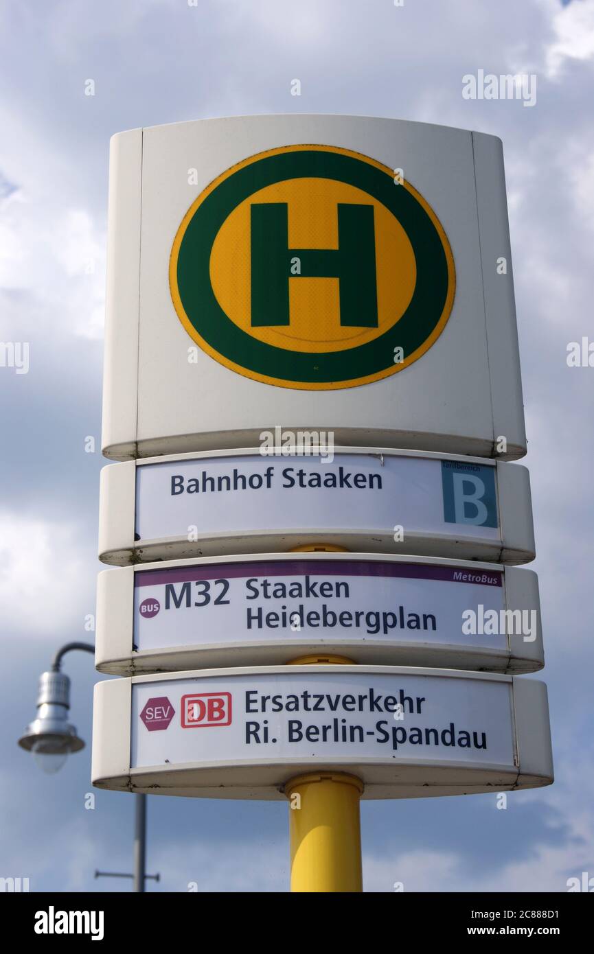BVG-Bushaltestelle am Bahnhof Staaken Stock Photo