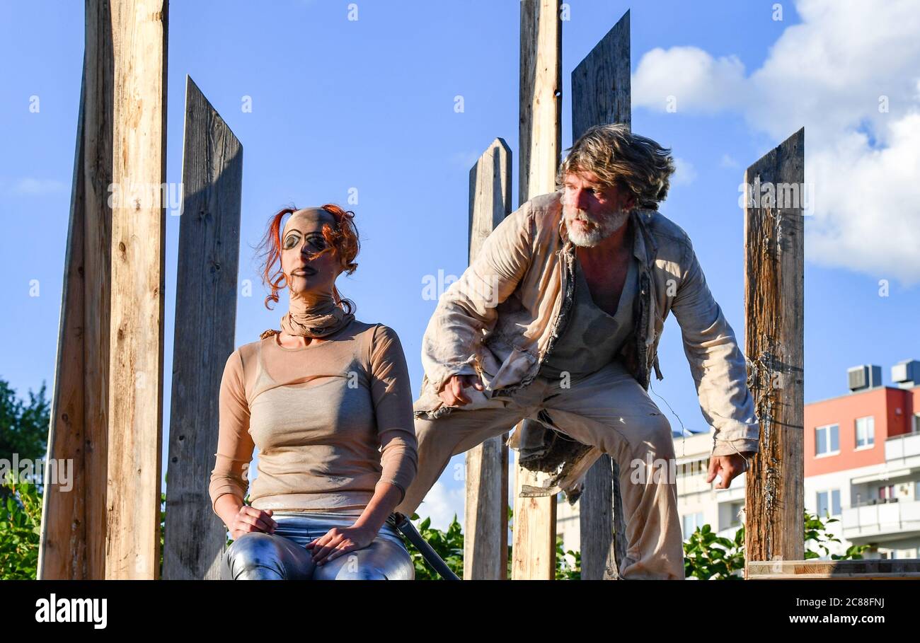 Berlin, Germany. 21st July, 2020. The actors Wiebke Acton and Anselm Lipgens of the Globe Ensemble Berlin play in a scene from William Shakespeare's 'The Tempest' at the Globe Berlin - Open O Stage. The play celebrates its premiere on 23.07.2020. It can be seen from Thursday to Saturday until 15 August and from 10.09. to 12.09.2020. It will be performed on a ring-shaped stage under the open sky made of wooden components as a Corona-compliant interim stage. The audience sits right in the middle. Credit: Jens Kalaene/dpa-Zentralbild/dpa/Alamy Live News Stock Photo