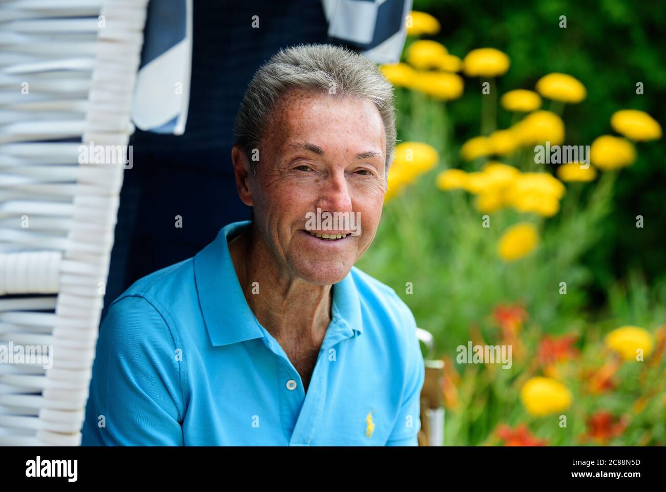 22 July 2020, Brandenburg, Bad Saarow/Ot Neu-Golm: Siegfried Kirschen, former FIFA referee and impartial in the GDR's top football league, is sitting in his garden in a wicker beach chair next to the yellow blossoms of yarrow. (to the series on the 30th anniversary of the German football turnaround ""There was no other way"": When Kirschen broke off and Hartwig cursed") Photo: Soeren Stache/dpa-Zentralbild/dpa Stock Photo