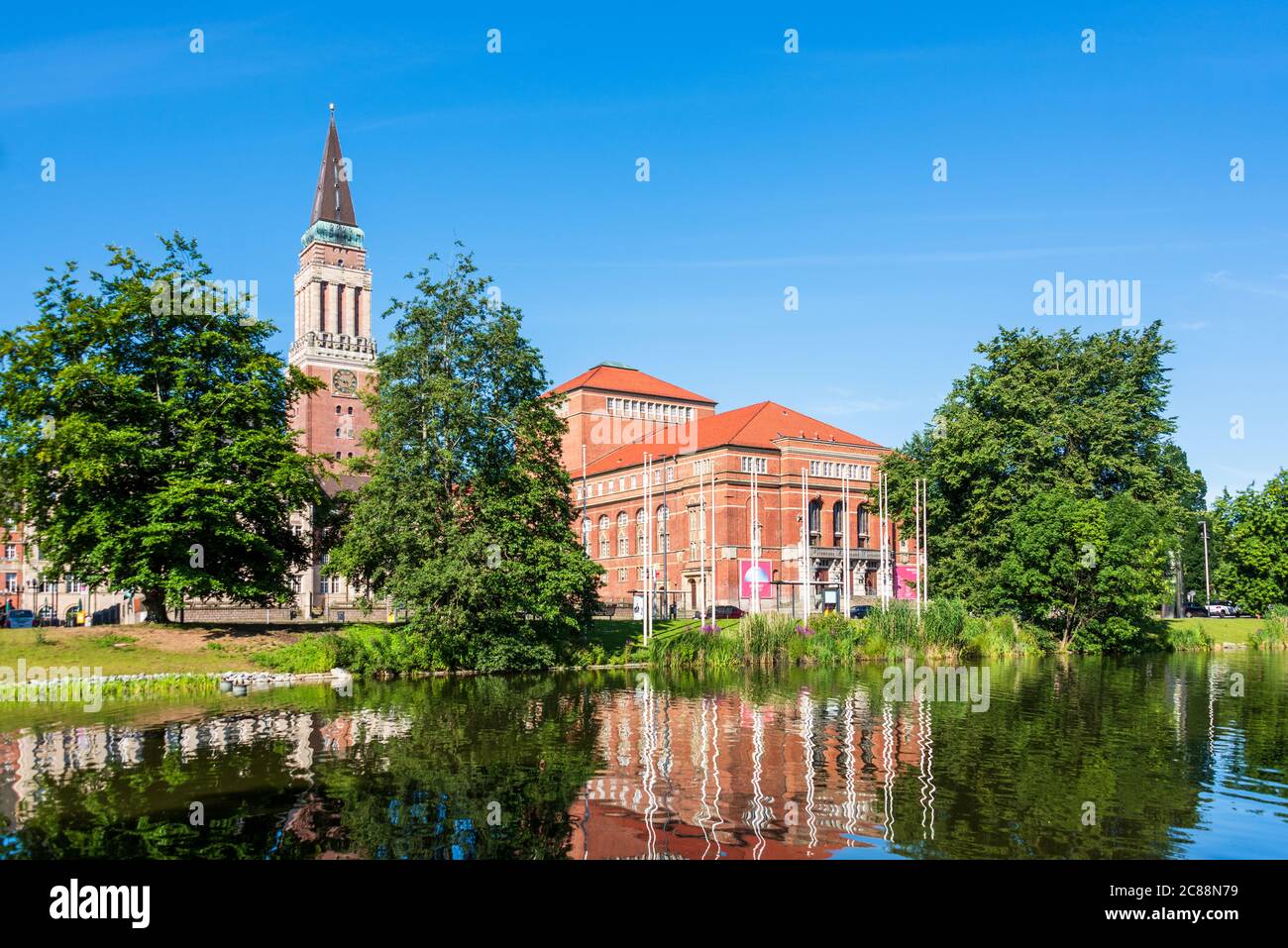 Kiel, Im Zentrum am Kleinen Kiel und dem Hiroshimaplatz das Rathaus und