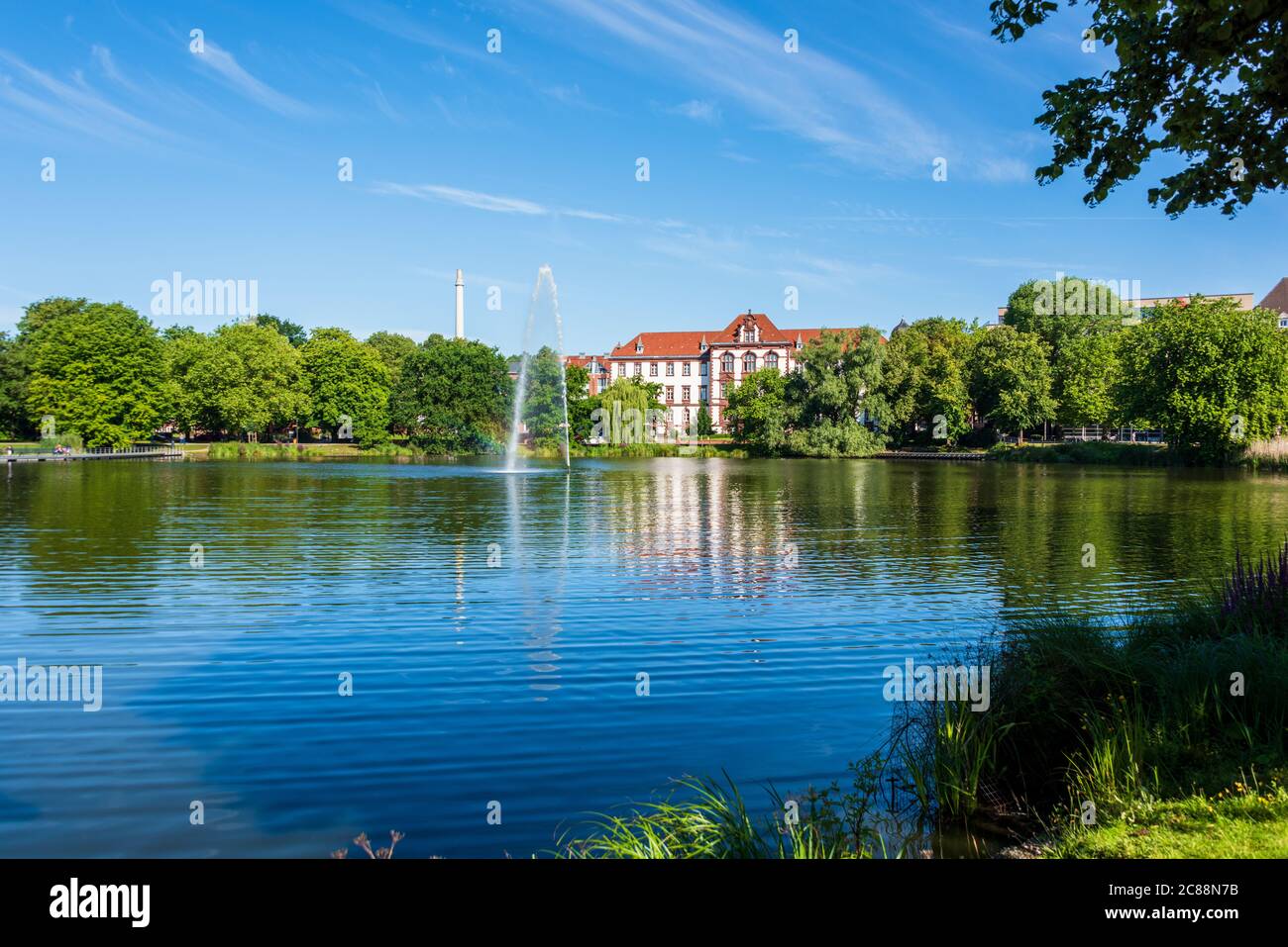 Kiel, Im Zentrum der Kleine Kiel mit seiner Wasserfontäne und dem Hiroshimapark Stock Photo