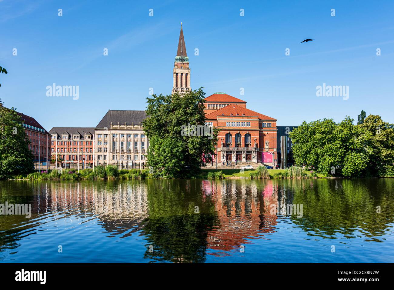 Kiel, Im Zentrum am Kleinen Kiel und dem Hiroshimaplatz das Rathaus und das Opernhaus Stock Photo