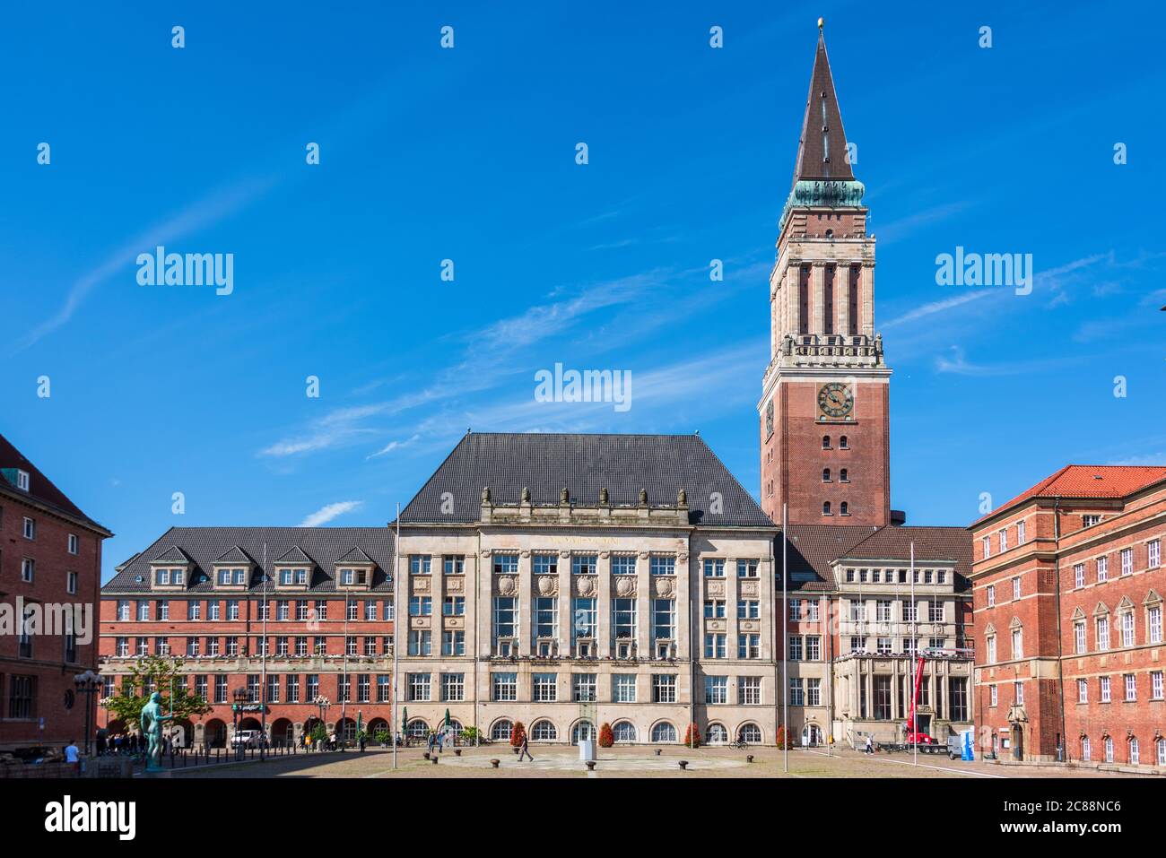 Kiel, Himmlische Ruhe am Rathausplatz mit Rathaus und Opernhaus früh am  Morgen Stock Photo