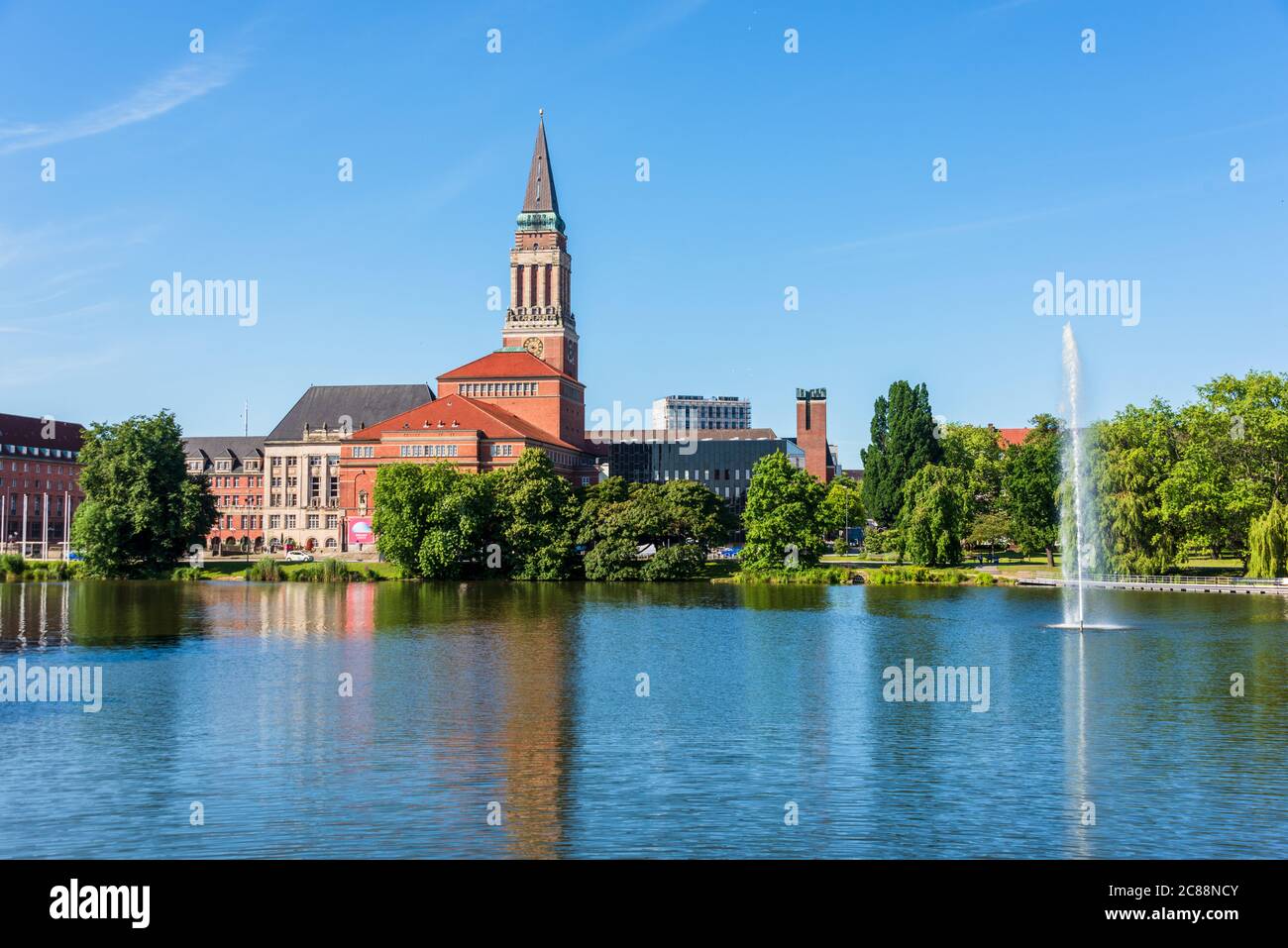 Kiel, Im Zentrum am Kleinen Kiel und dem Hiroshimaplatz das Rathaus und das Opernhaus Stock Photo