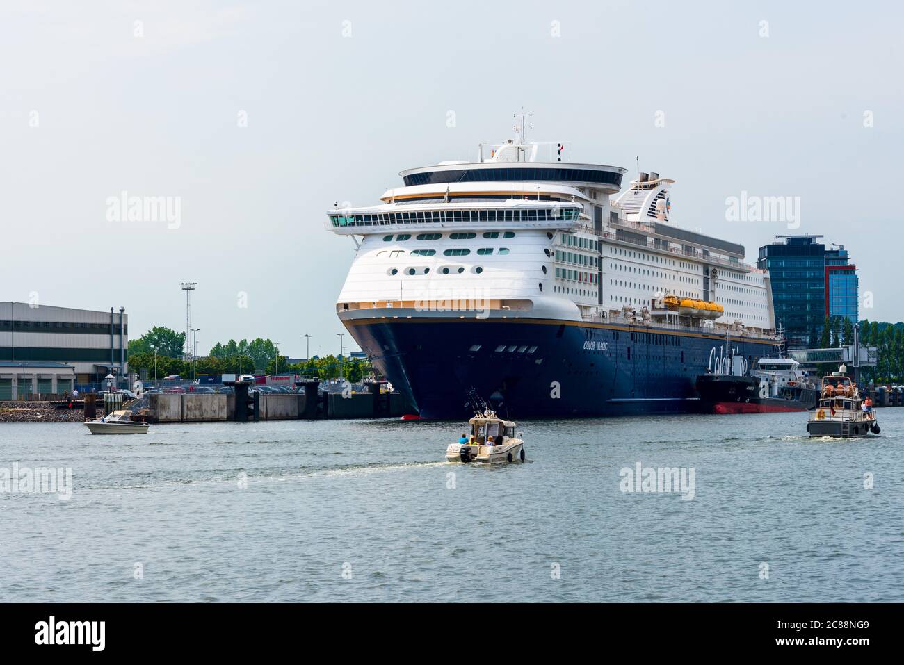 Kiel, Ein Sightseeing Bus verfolgt das Einlaufen der Norwegenfähre Stock Photo