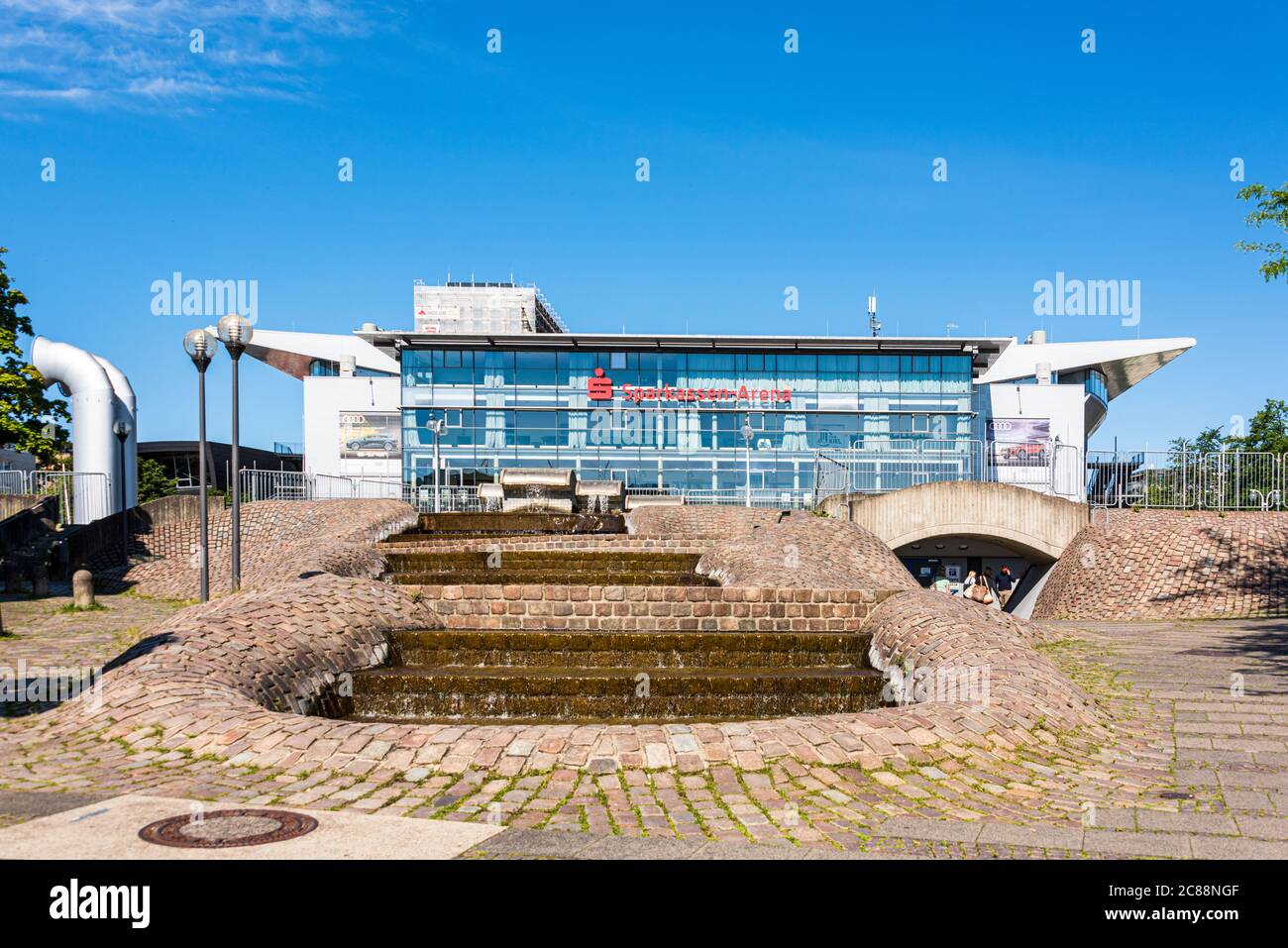 Kiel, wellige Terrassenanordnung eines Wasserspiles vor der Sparkassen-Arena Stock Photo