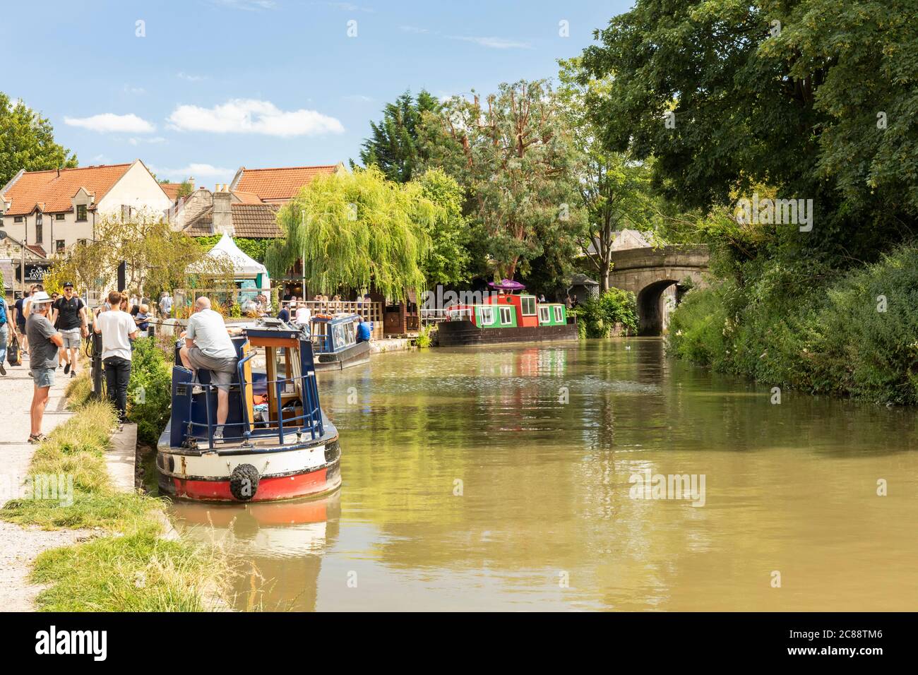 Canal boat moored near The Lock Inn on The Kennet and Avon Canal in summer at Bradford on Avon, Wiltshire, England, UK Stock Photo