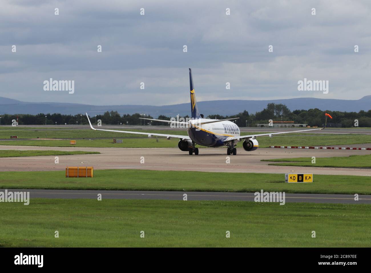 Ryanair Boeing 737-800 aircraft at Manchester airport, Runway views park  Credit : Mike Clarke / Alamy Stock Photos Stock Photo - Alamy
