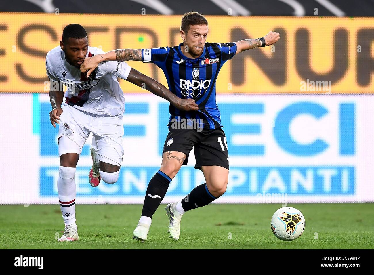 Bergamo, Italy - 21 July, 2020: Alejandro Gomez (R) of Atalanta BC is challenged by Stefano Denswil of Bologna FC during the Serie A football match between Atalanta BC and Bologna FC. Atalanta BC won 1-0 over Bologna FC. Credit: Nicolò Campo/Alamy Live News Stock Photo