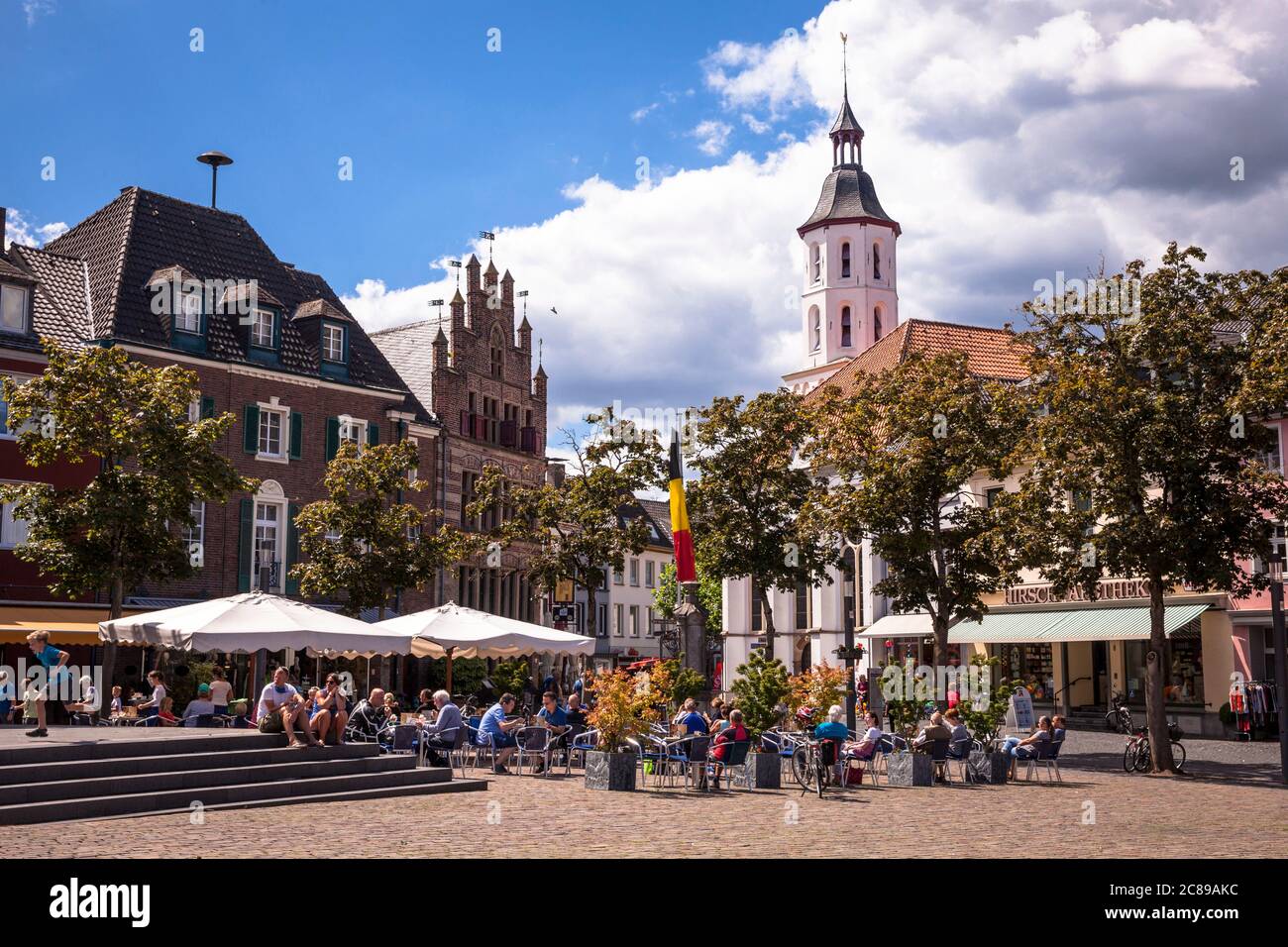 view from the marketplace to the Gothic House and the protestant church, Xanten, North Rhine-Westphalia, Germany.  Blick vom Marktplatz zum Gotischen Stock Photo