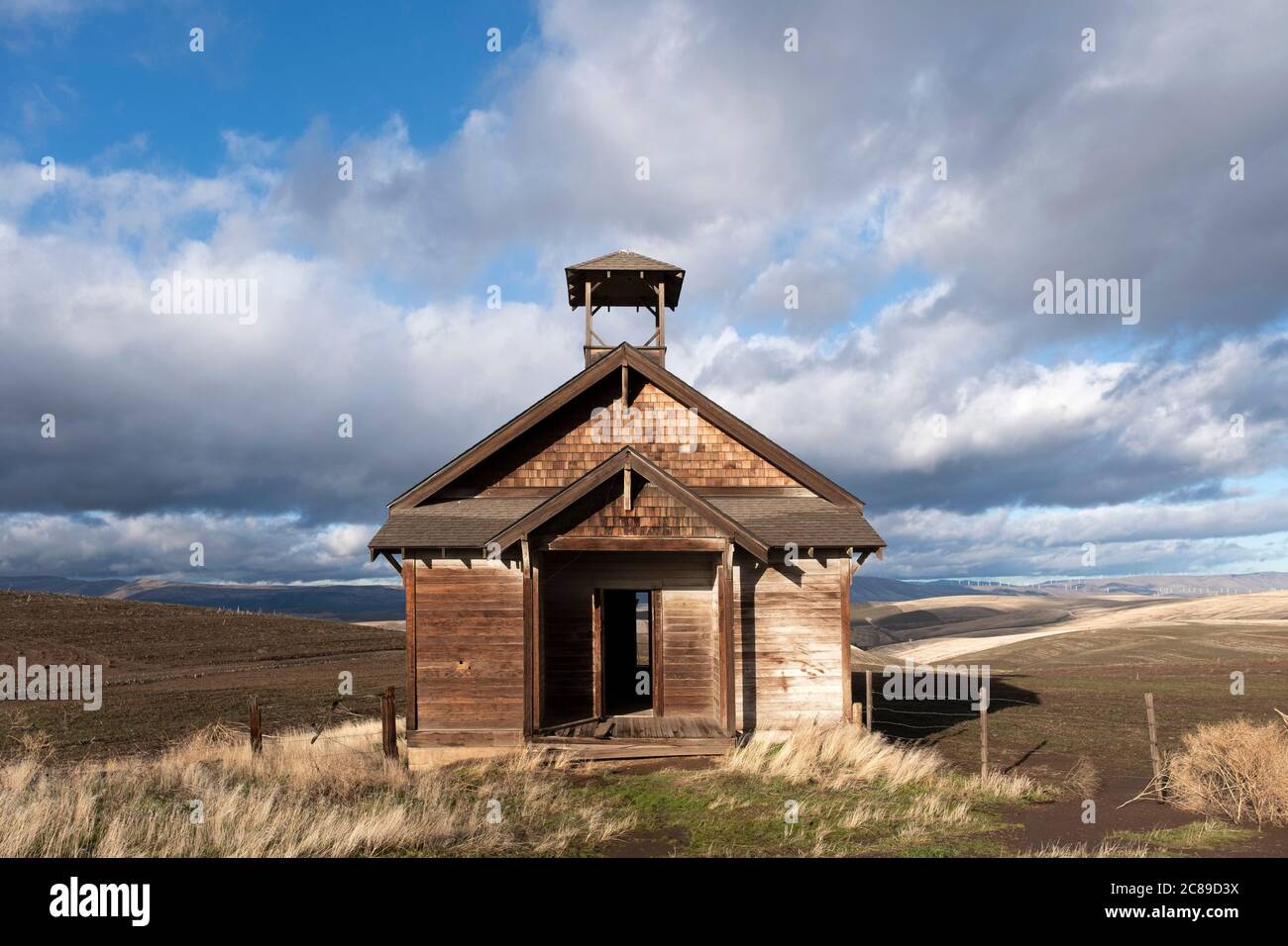 Abandoned one room schoolhouse on the prairie of central Oregon in Wasco County Stock Photo