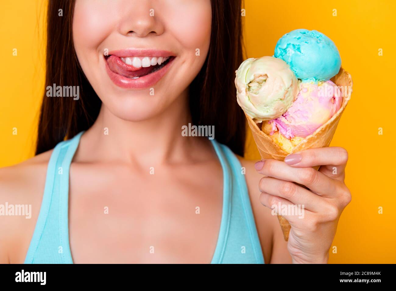 Вкус на девушек. Девушка со вкусом. Мороженое брюнетка. Девушки на разный вкус. Девушка держит мороженое.