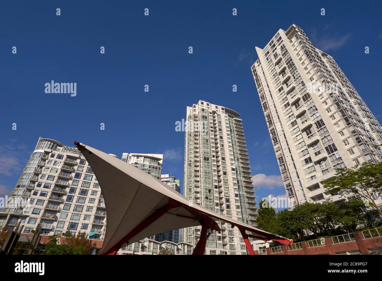 Residential towers and hydraulic crane in the Roundhouse Turntable Plaza in Yaletown, Vancouver, British Columbia, Canada Stock Photo