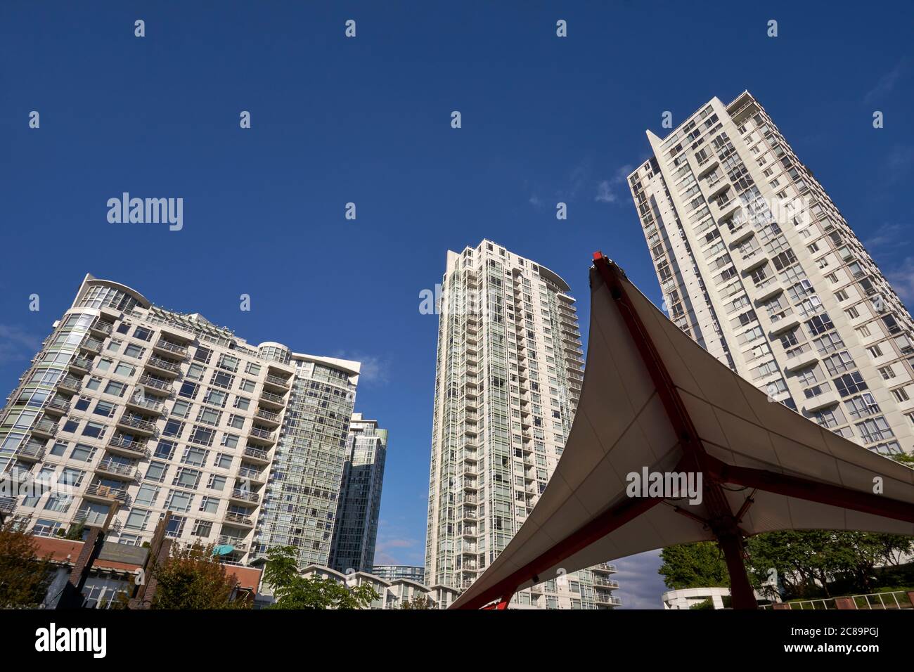 Residential towers and hydraulic crane in the RoundhoUse Turntable Plaza in Yaletown, Vancouver, British Columbia, Canada Stock Photo