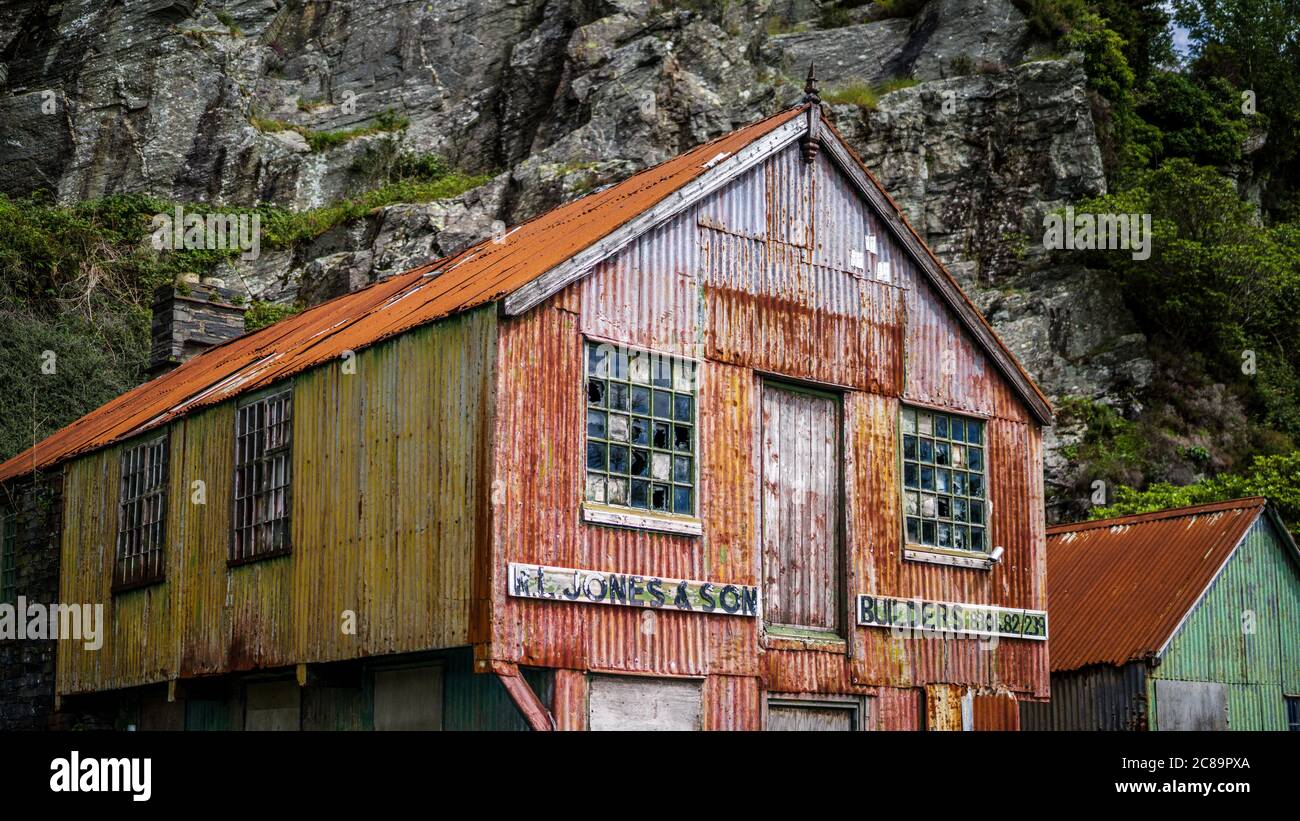 Blaenau Ffestiniog - Painted corrugated iron workshop & shed in the slate mining town of Blaenau Ffestiniog in Snowdonia, North Wales Stock Photo