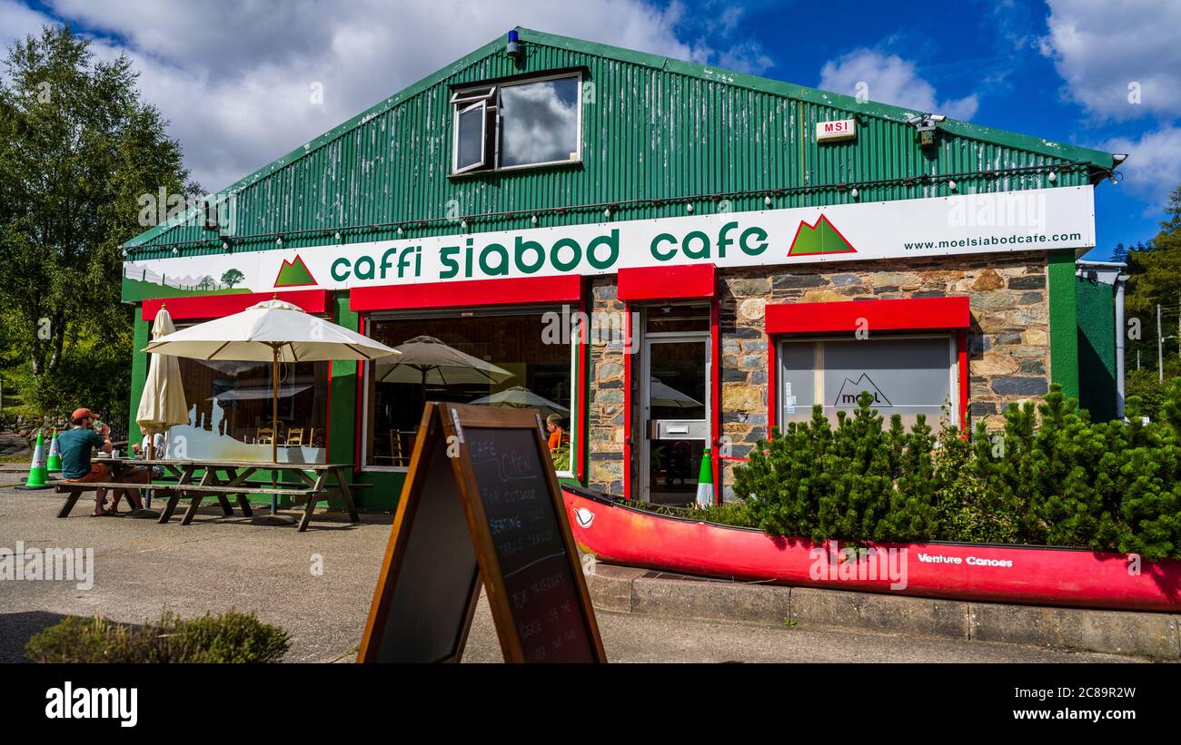 Snowdonia cafe - Moel Siabod Cafe in Capel Curig in the heart of Snowdonia North Wales. Welsh Cafe. Stock Photo