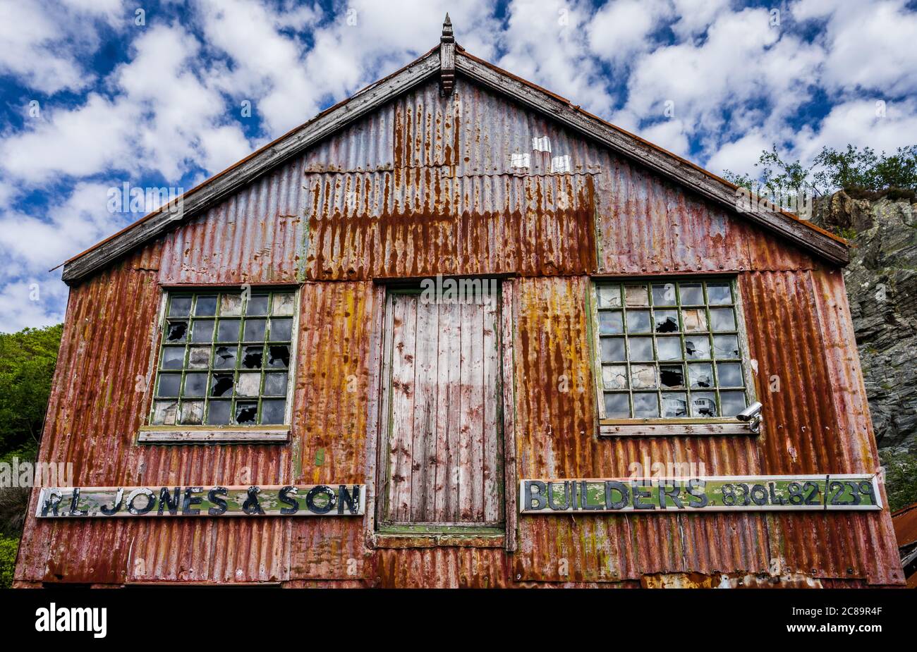 Blaenau Ffestiniog - Painted corrugated iron workshop & shed in the slate mining town of Blaenau Ffestiniog in Snowdonia, North Wales Stock Photo