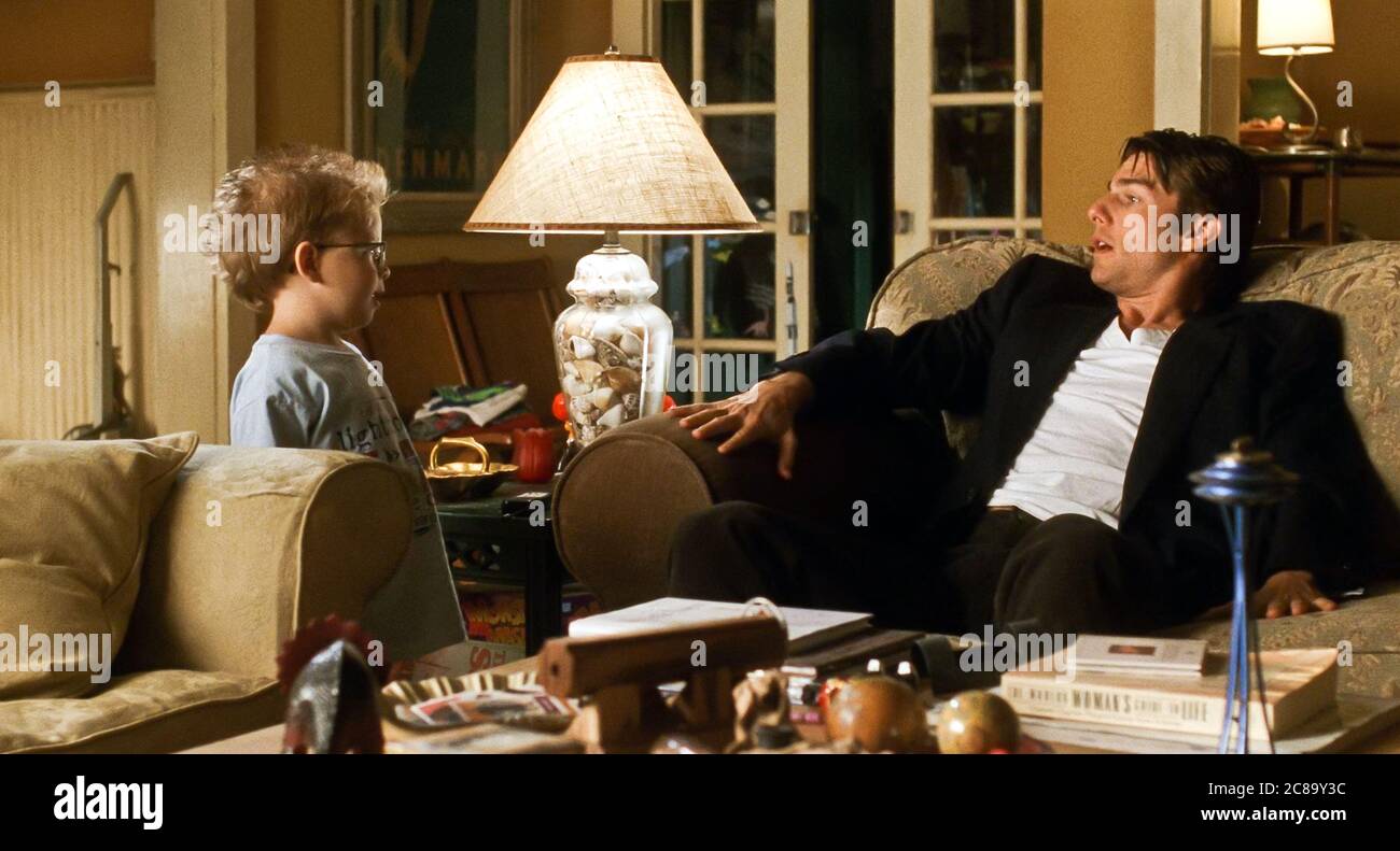 USA. Tom Cruise and Jonathan Lipnicki in a scene from the ©TriStar ...