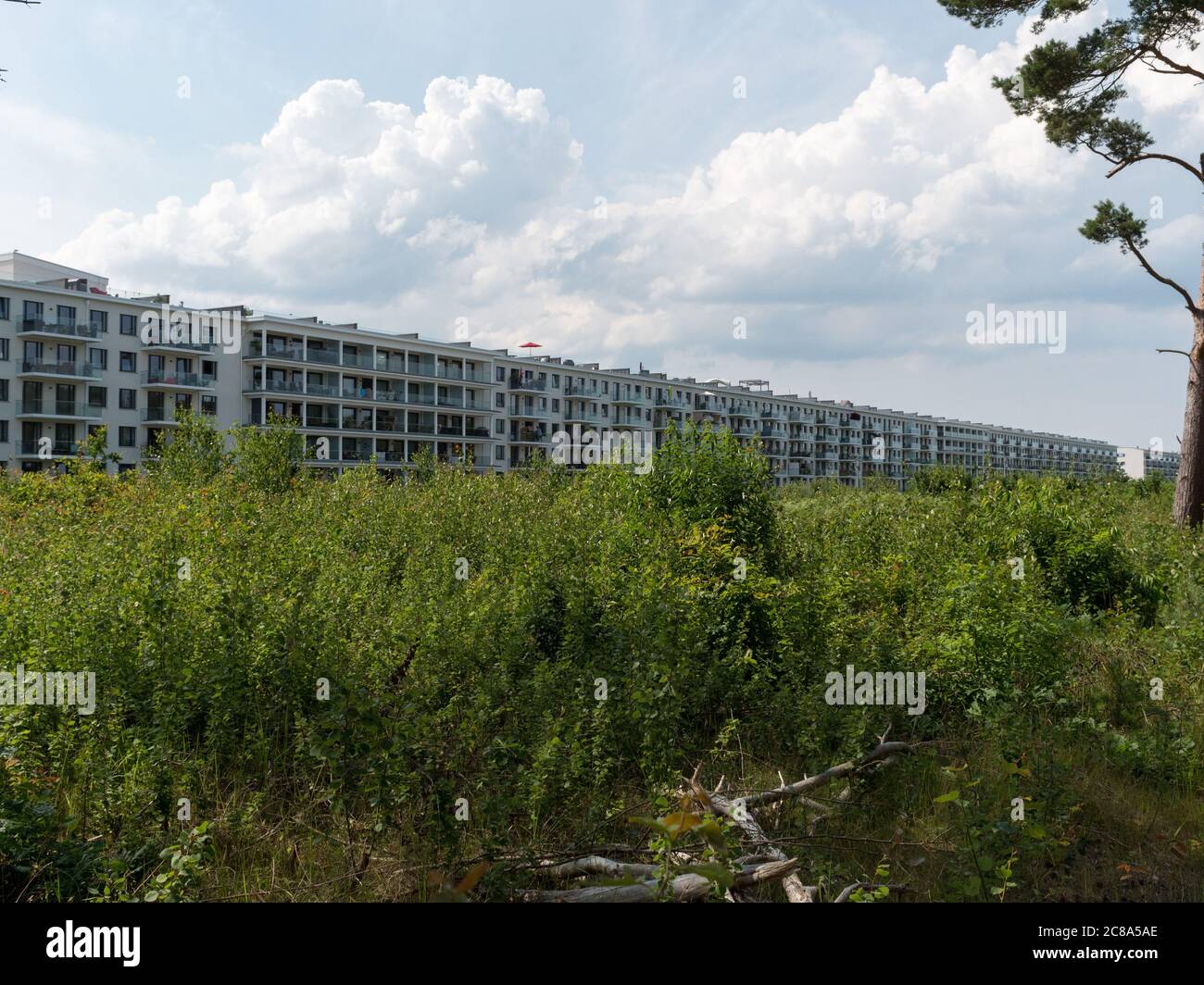 Koloss von Prora saniert und alt in Binz auf Rügen ehemals Kraft durch Freude Seebad KdF jetzt Luxushotel und Apartments in Nähe zum Strand Stock Photo