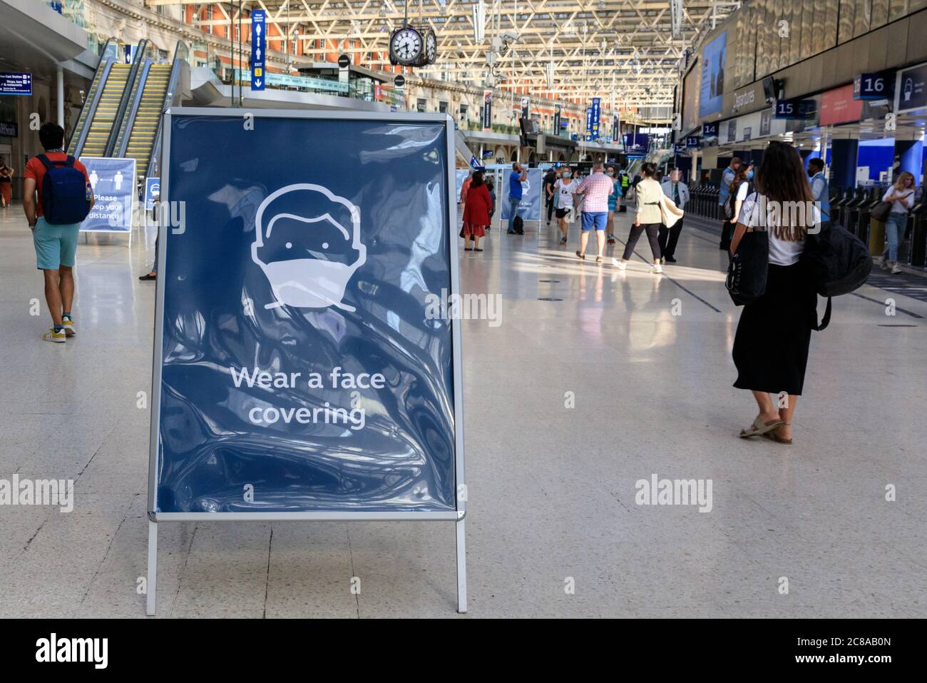 Communting walking hi-res stock photography and images - Alamy