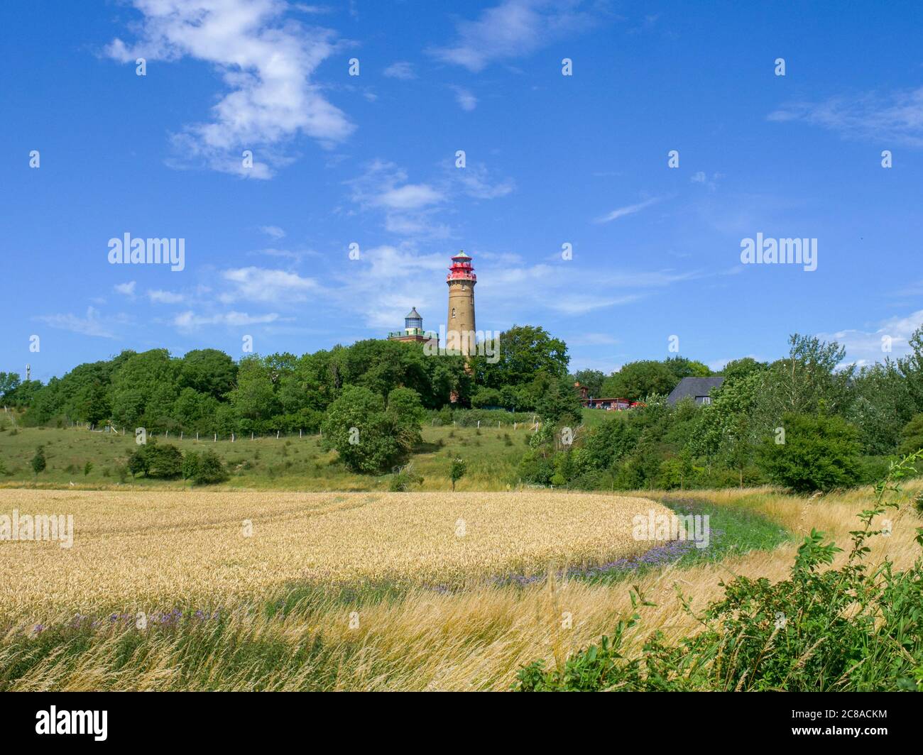 Der Leuchtturm bzw. Peilturm auf Rügen am Kap Arkona (Cape Arkona) dem nördlichsten Punkt auf der Insel Rügen, ein sehr beliebtes Urlaubsziel Stock Photo